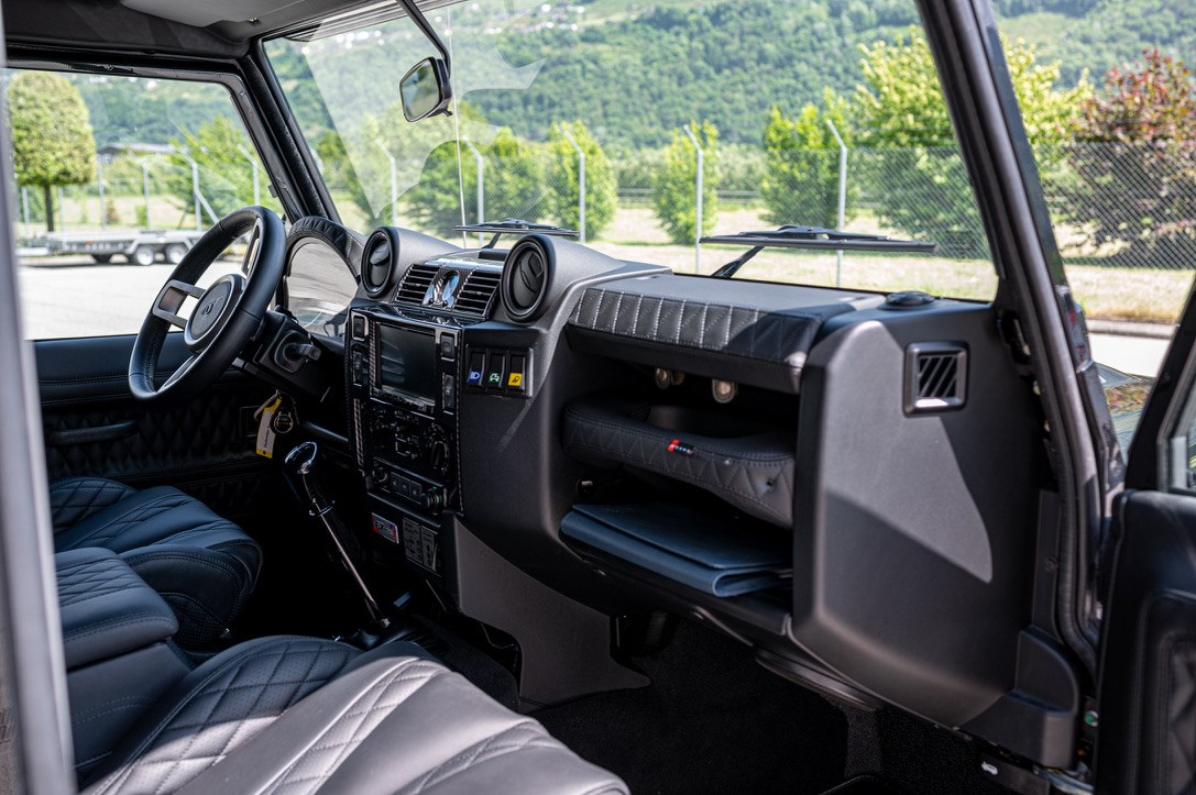 LAND ROVER Defender 90 2.2 TD4 Station Wagon-image-1