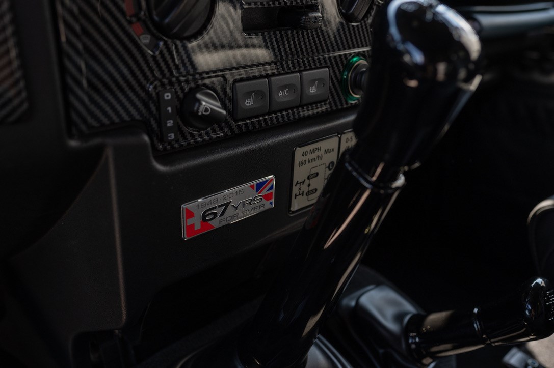 LAND ROVER Defender 90 2.2 TD4 Station Wagon-image-12