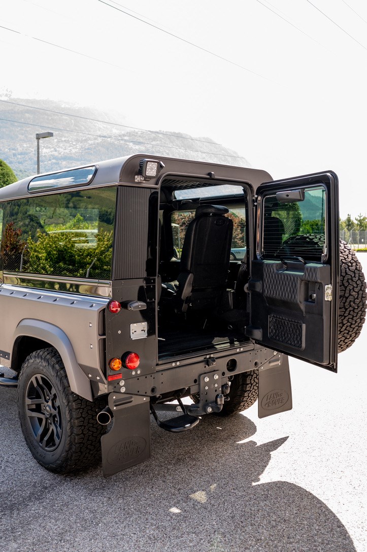 LAND ROVER Defender 90 2.2 TD4 Station Wagon-image-4
