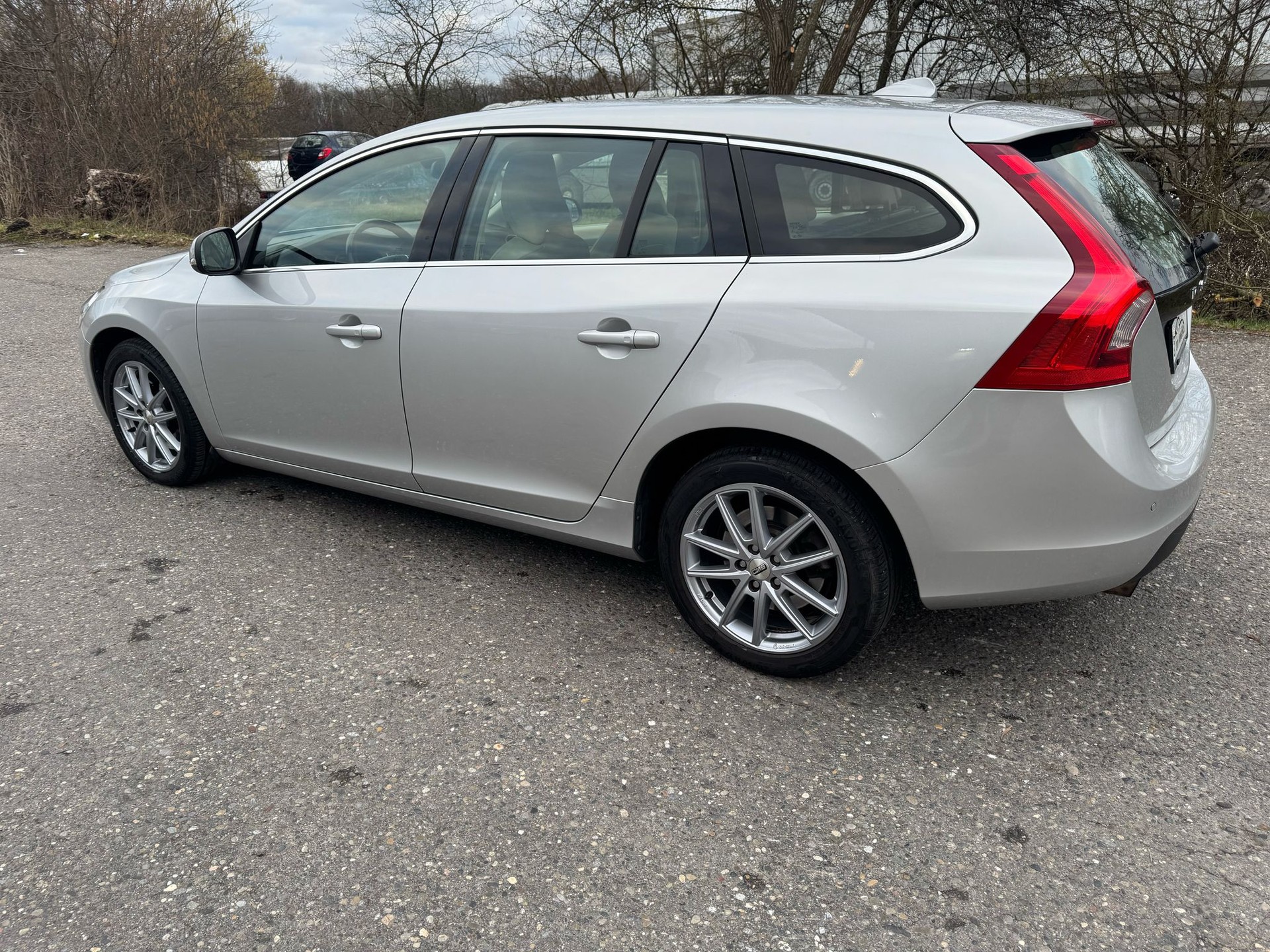 VOLVO V60 T5 Summum Powershift-image-5