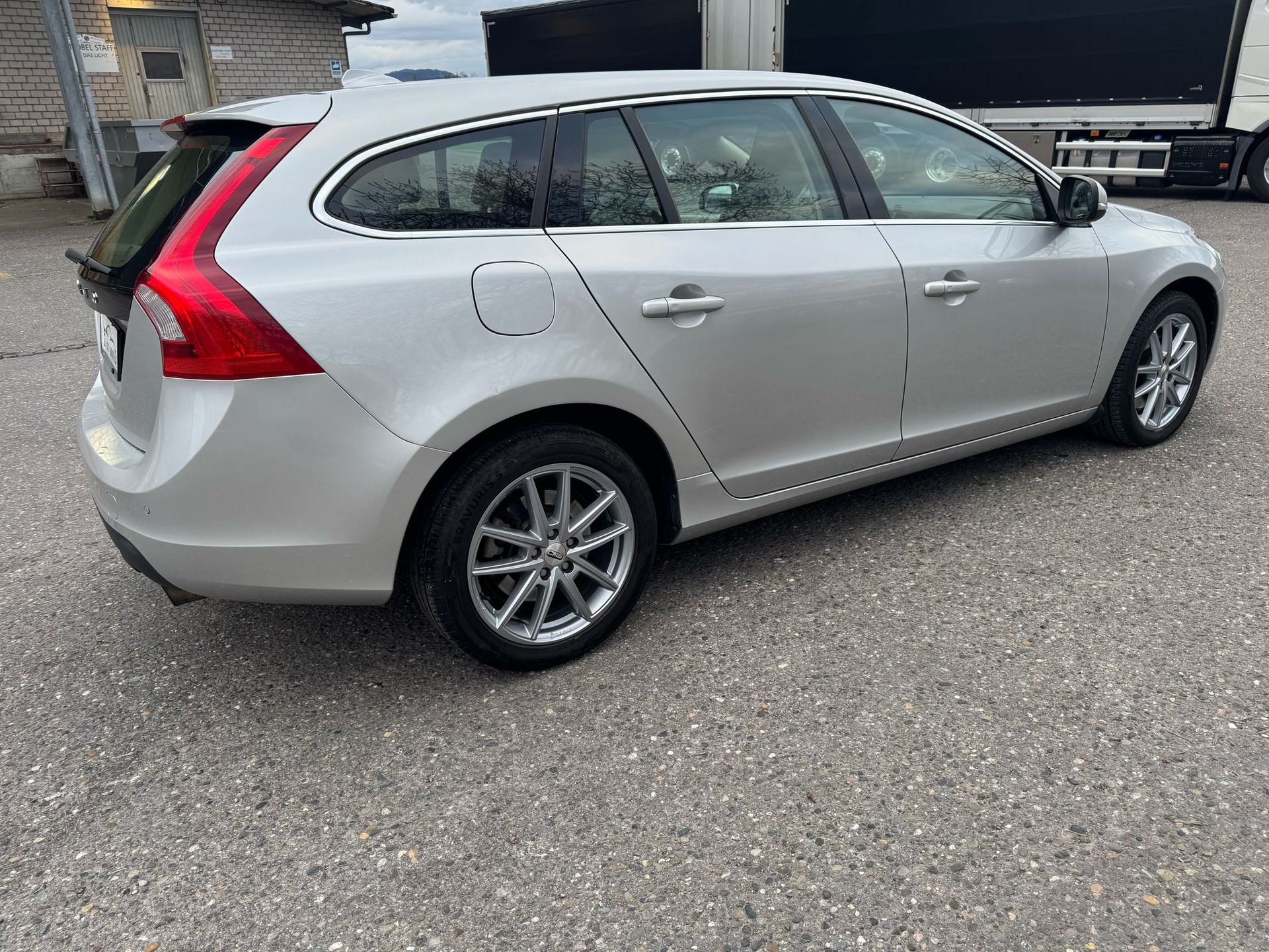 VOLVO V60 T5 Summum Powershift-image-4