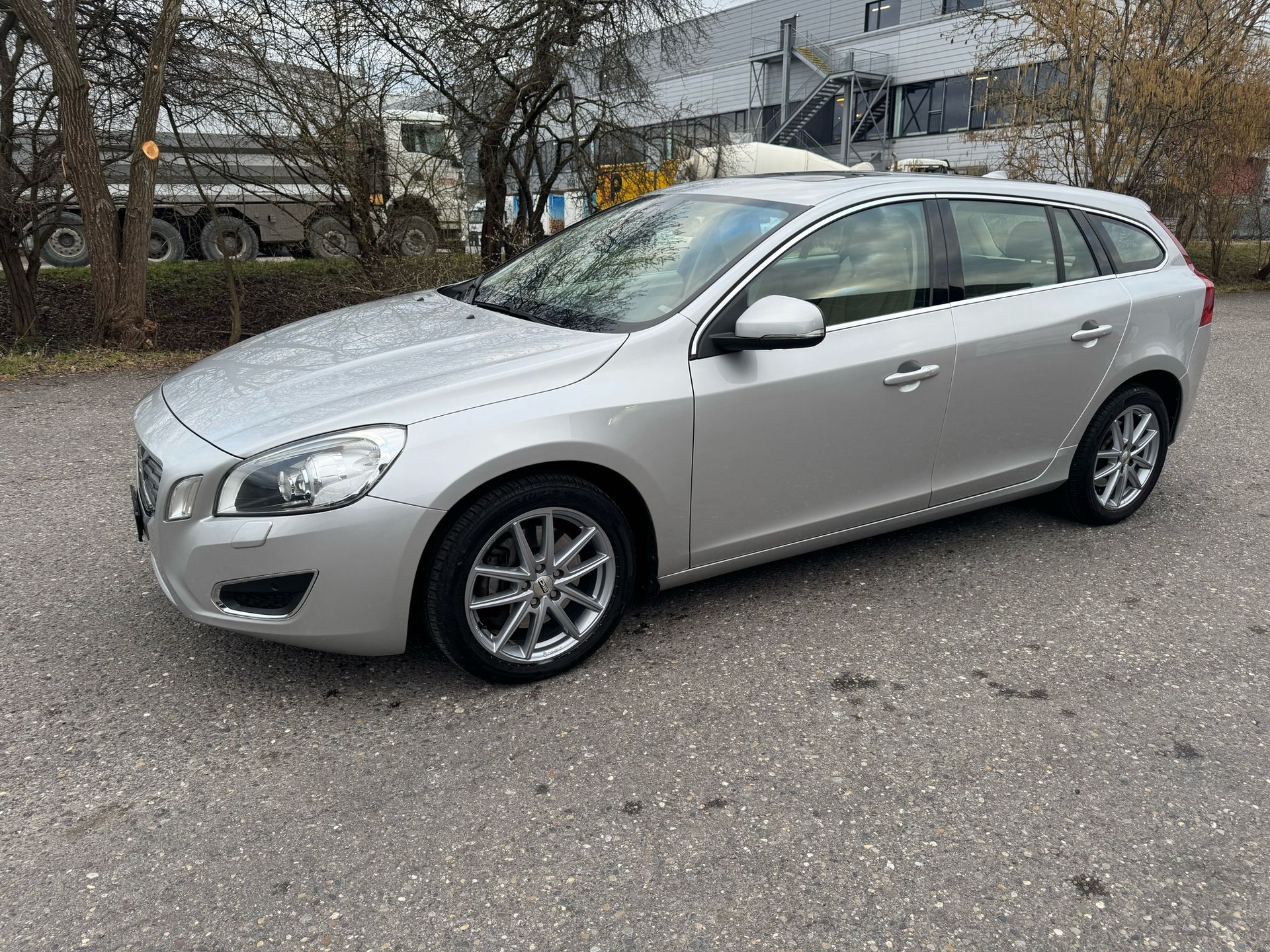 VOLVO V60 T5 Summum Powershift-image-1