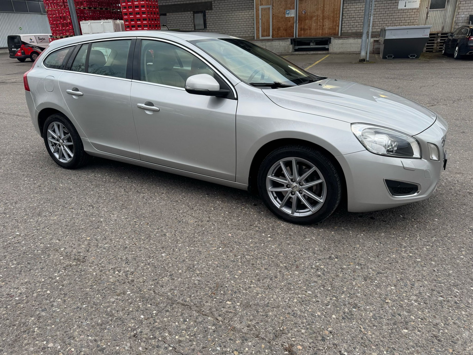 VOLVO V60 T5 Summum Powershift-image-2