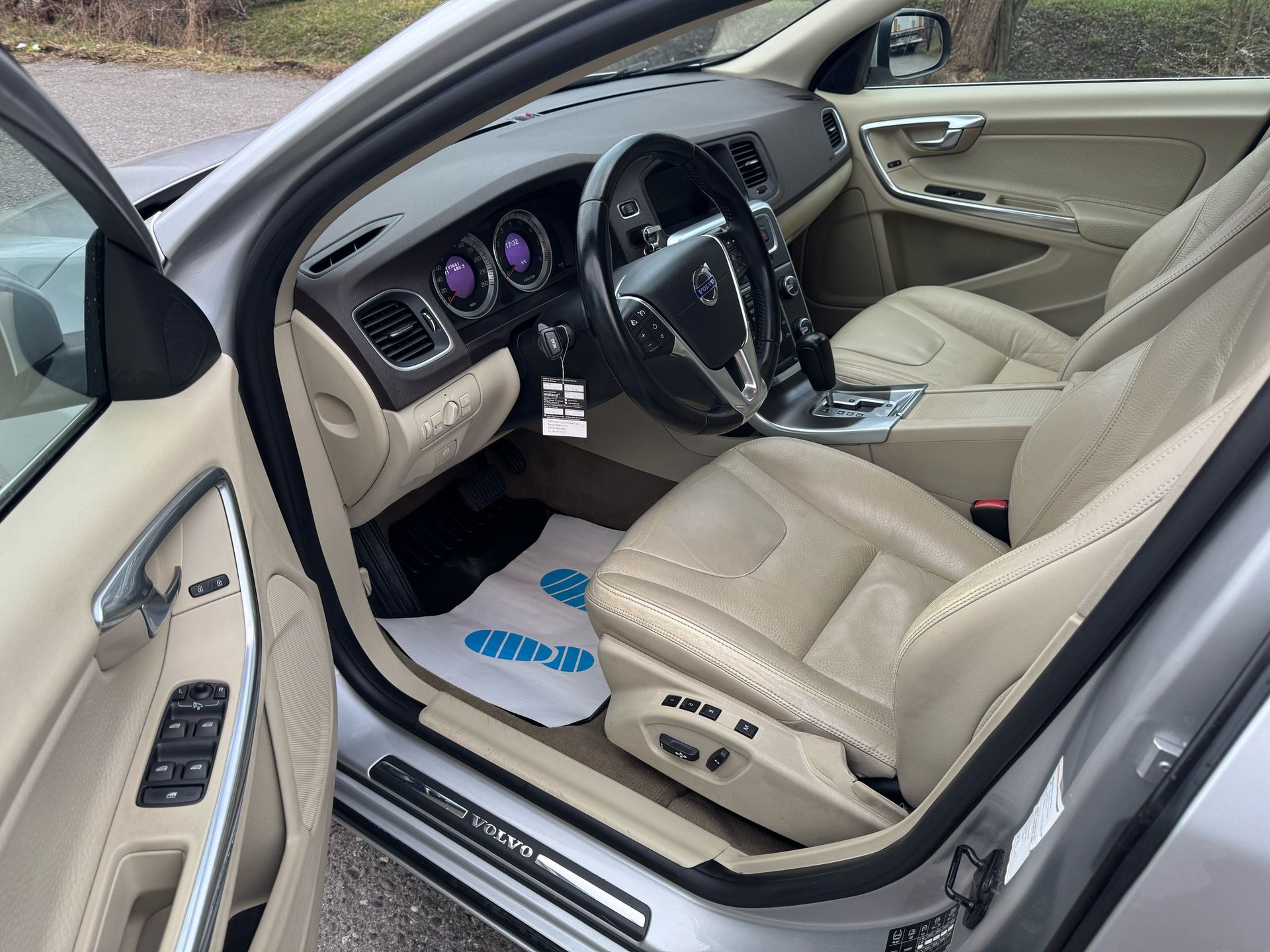 VOLVO V60 T5 Summum Powershift-image-8