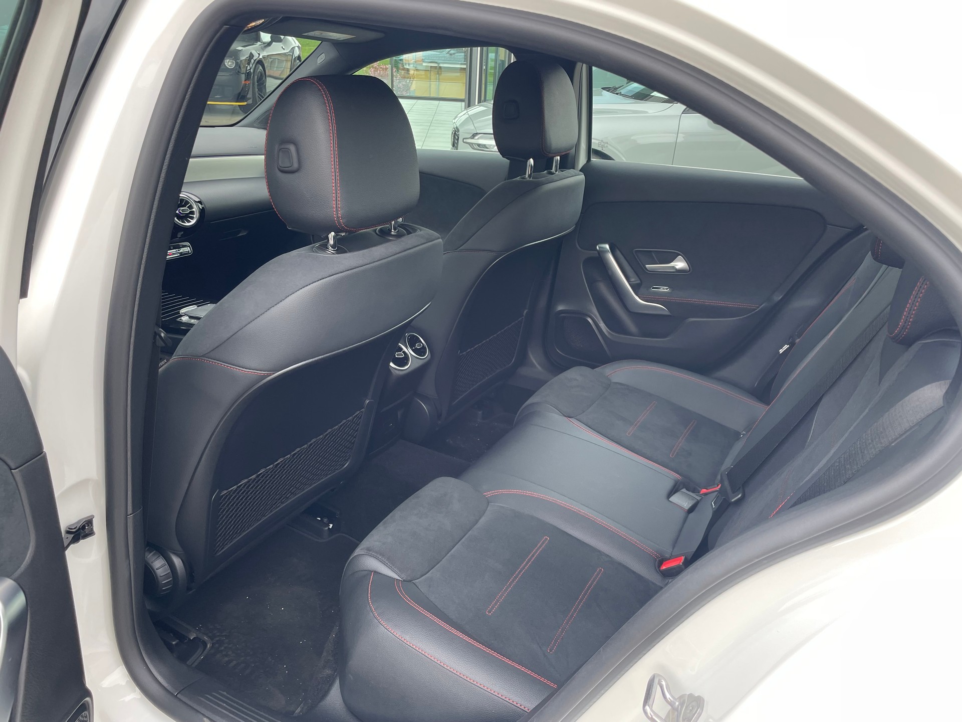 MERCEDES-BENZ A 250e AMG Line-image-18