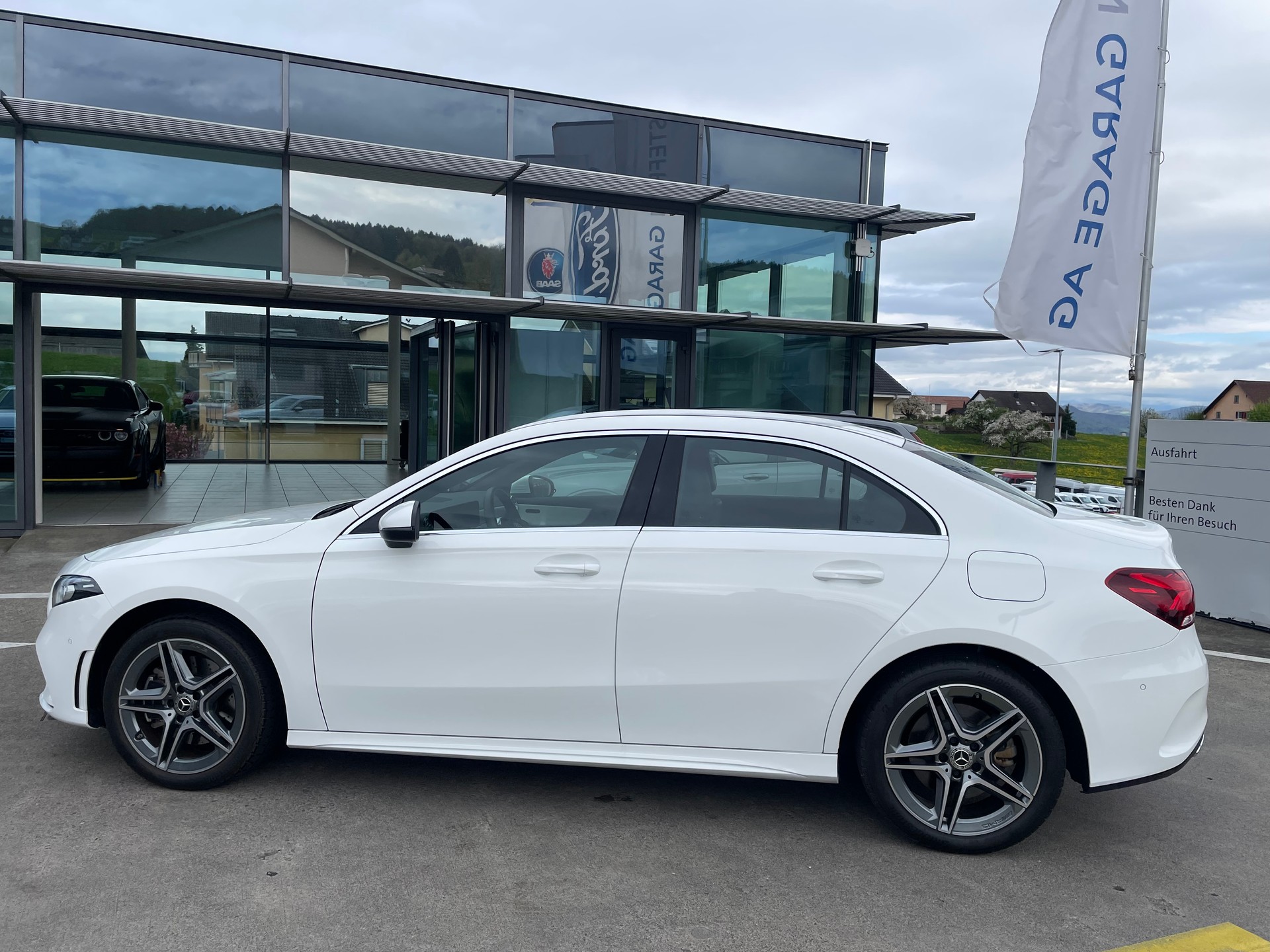MERCEDES-BENZ A 250e AMG Line-image-4