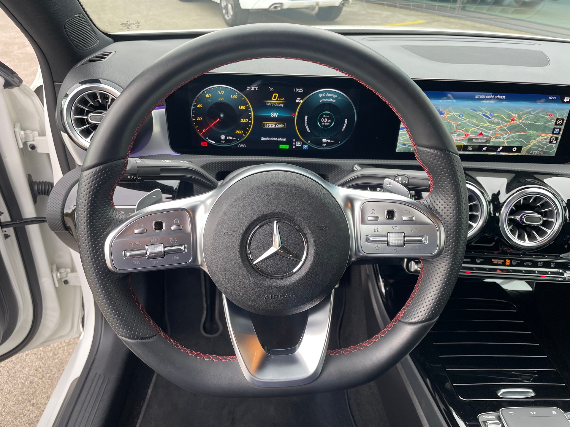 MERCEDES-BENZ A 250e AMG Line-image-14
