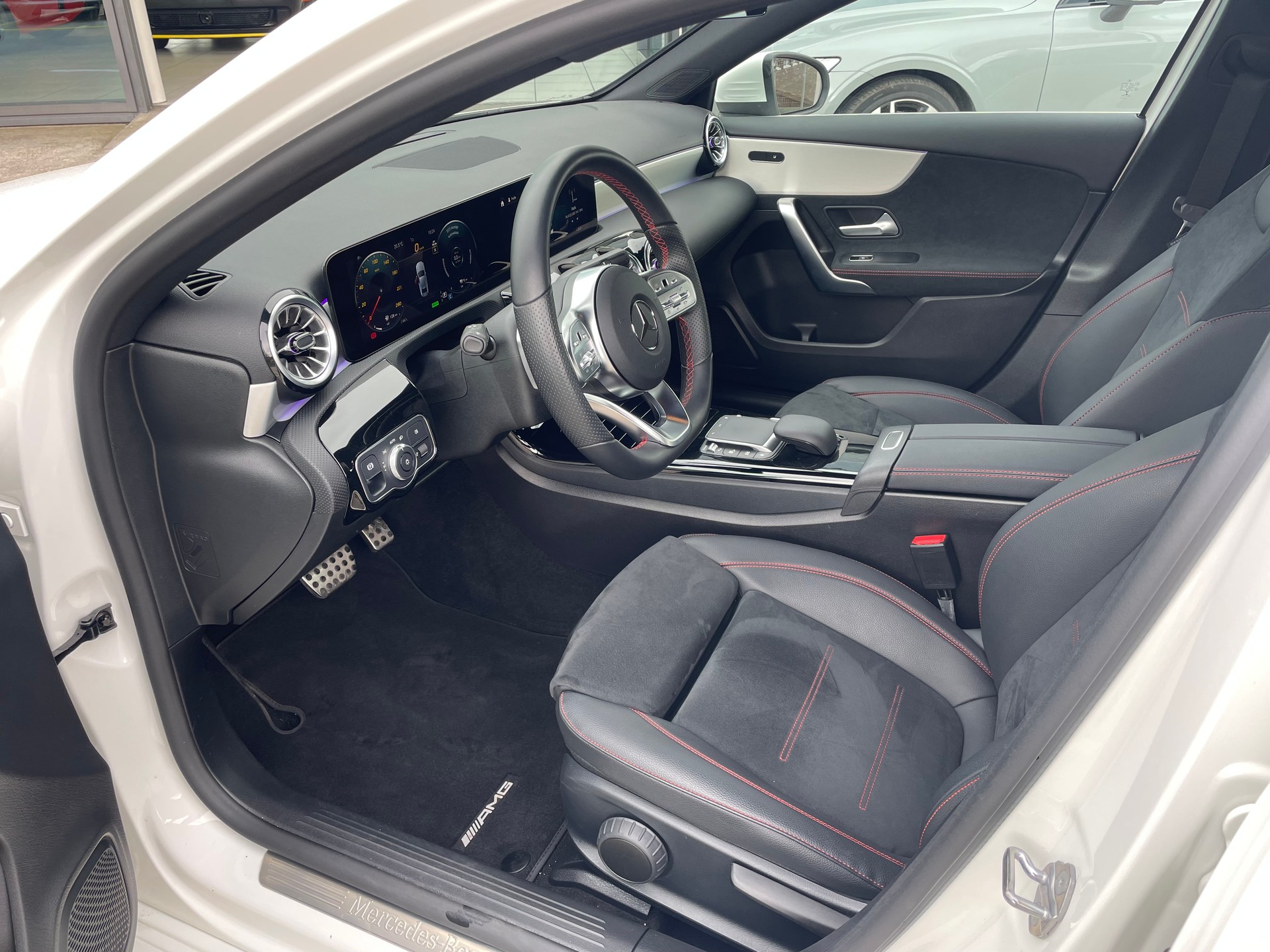 MERCEDES-BENZ A 250e AMG Line-image-9