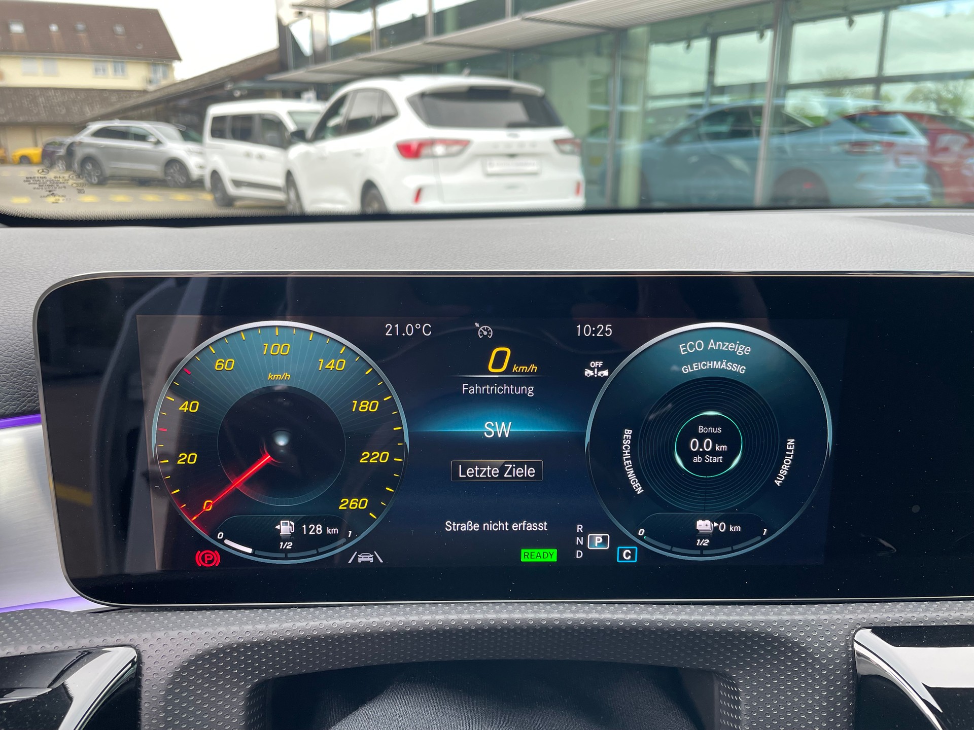 MERCEDES-BENZ A 250e AMG Line-image-17