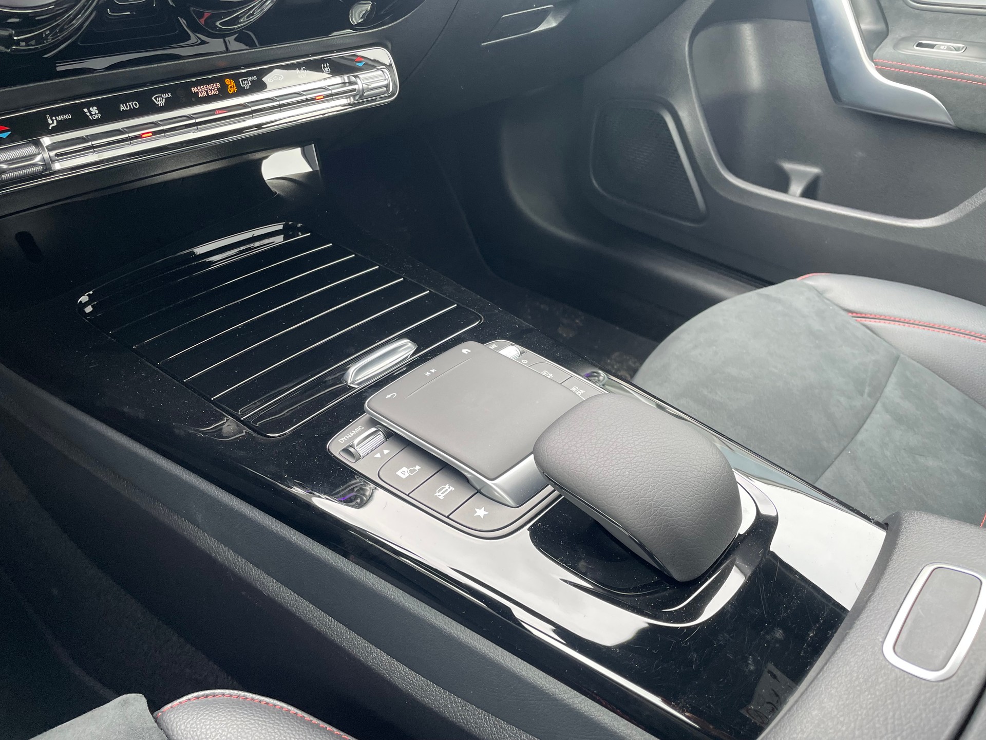 MERCEDES-BENZ A 250e AMG Line-image-10