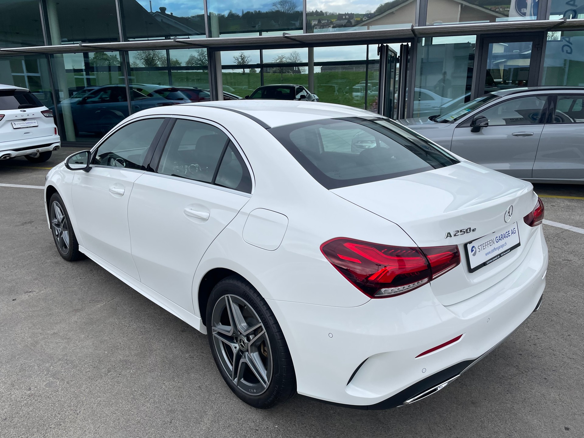 MERCEDES-BENZ A 250e AMG Line-image-5