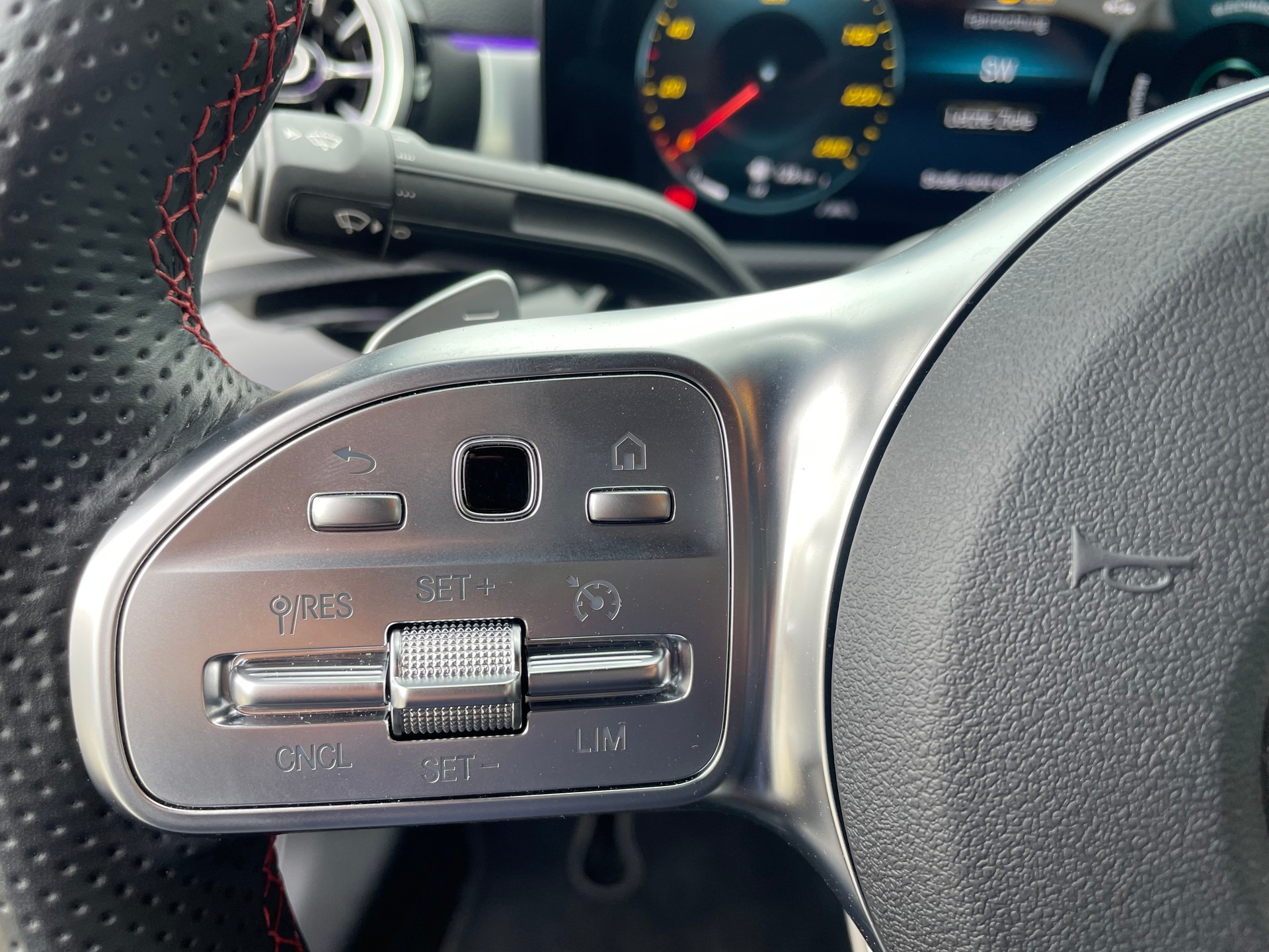 MERCEDES-BENZ A 250e AMG Line-image-16