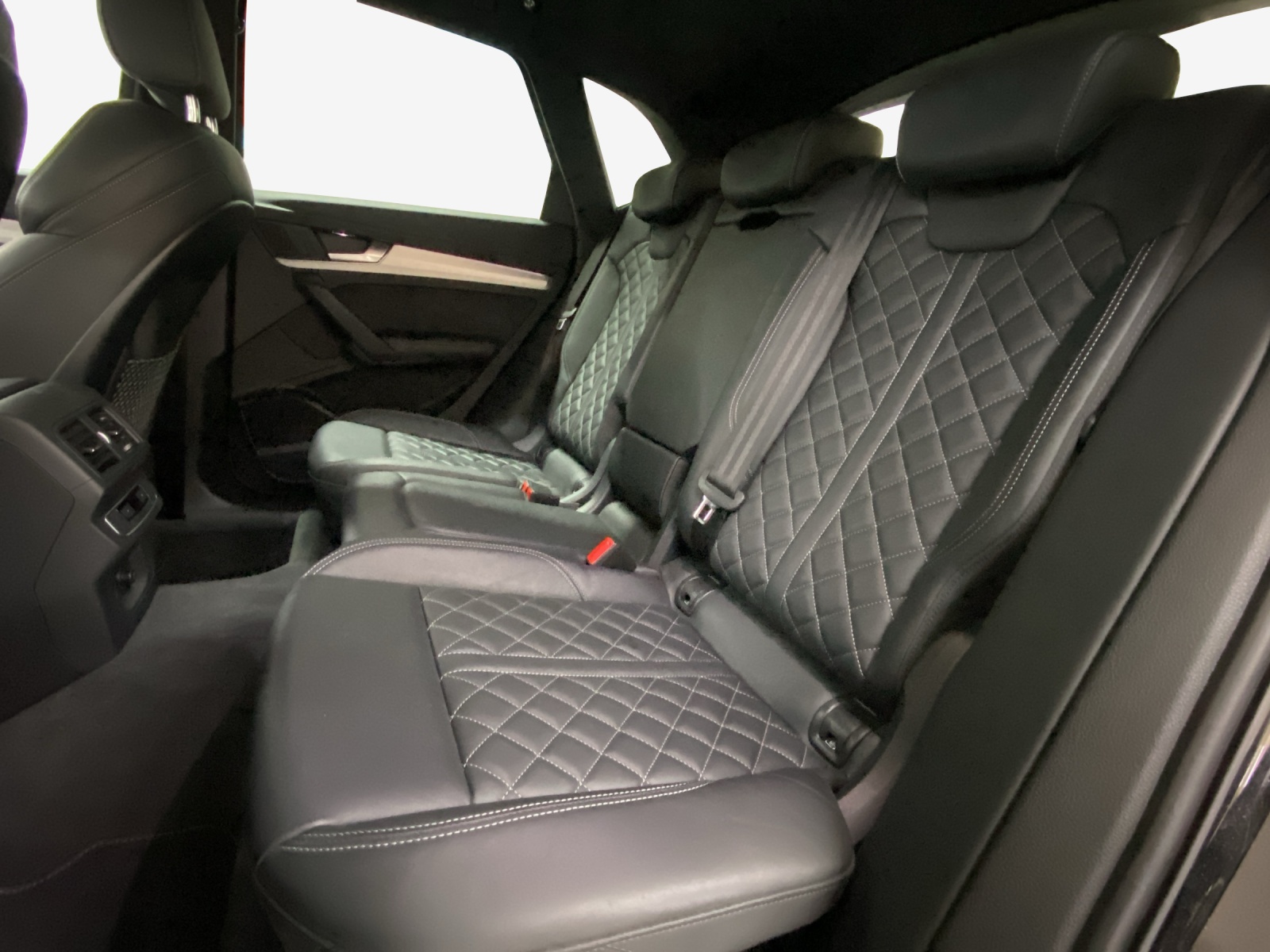 AUDI Q5 45 TFSI Black Edition quattro S-tronic-image-11