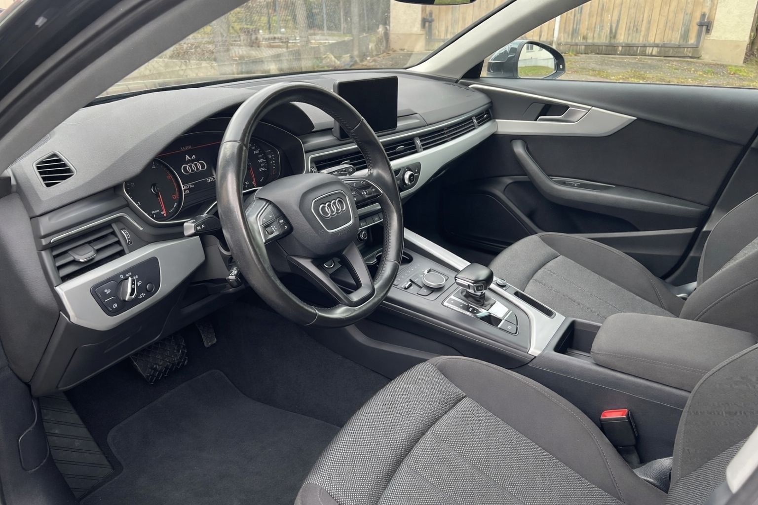 AUDI A4 Avant 2.0 TDI S-tronic-image-9