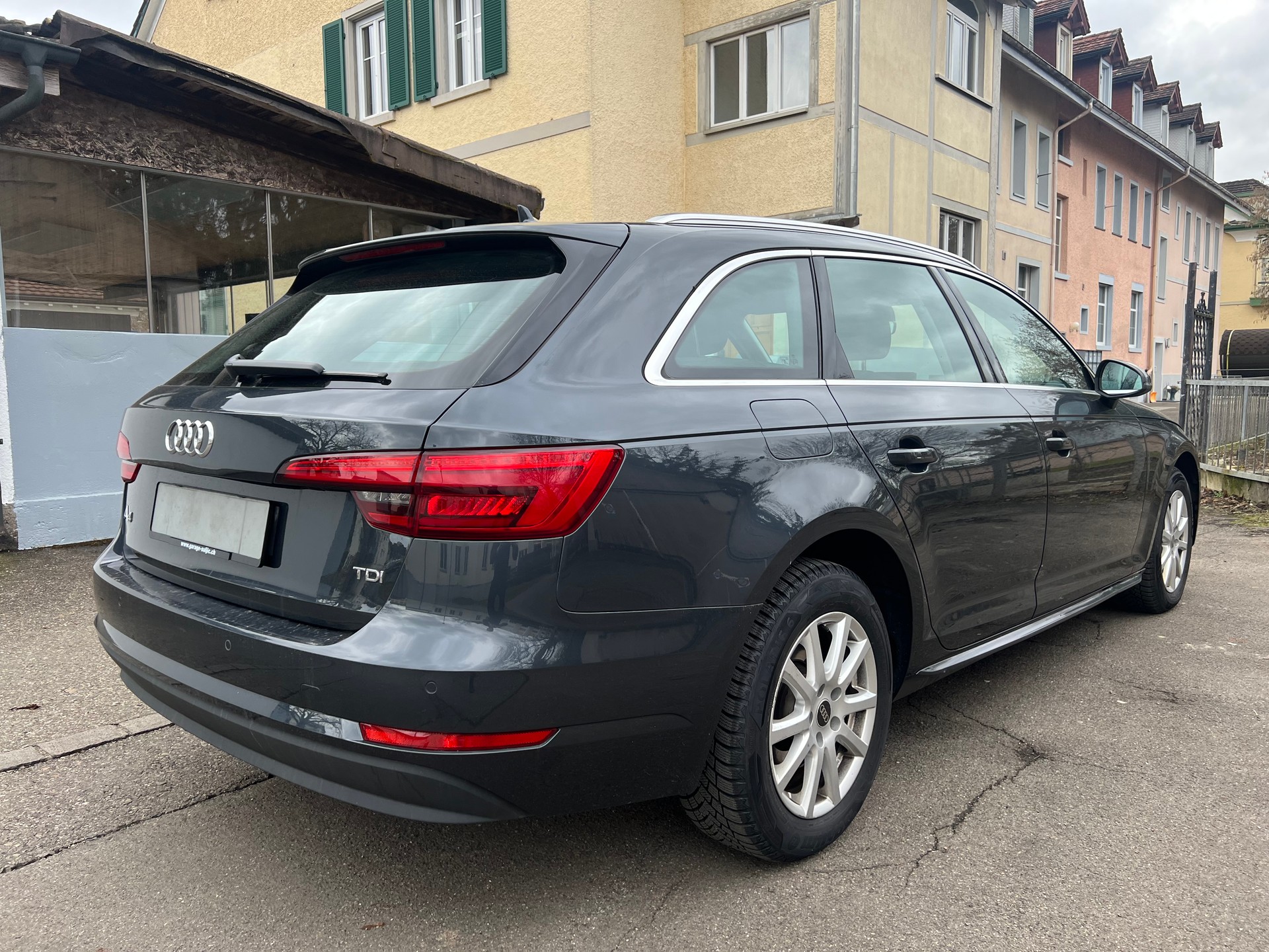 AUDI A4 Avant 2.0 TDI S-tronic-showroom-element-3
