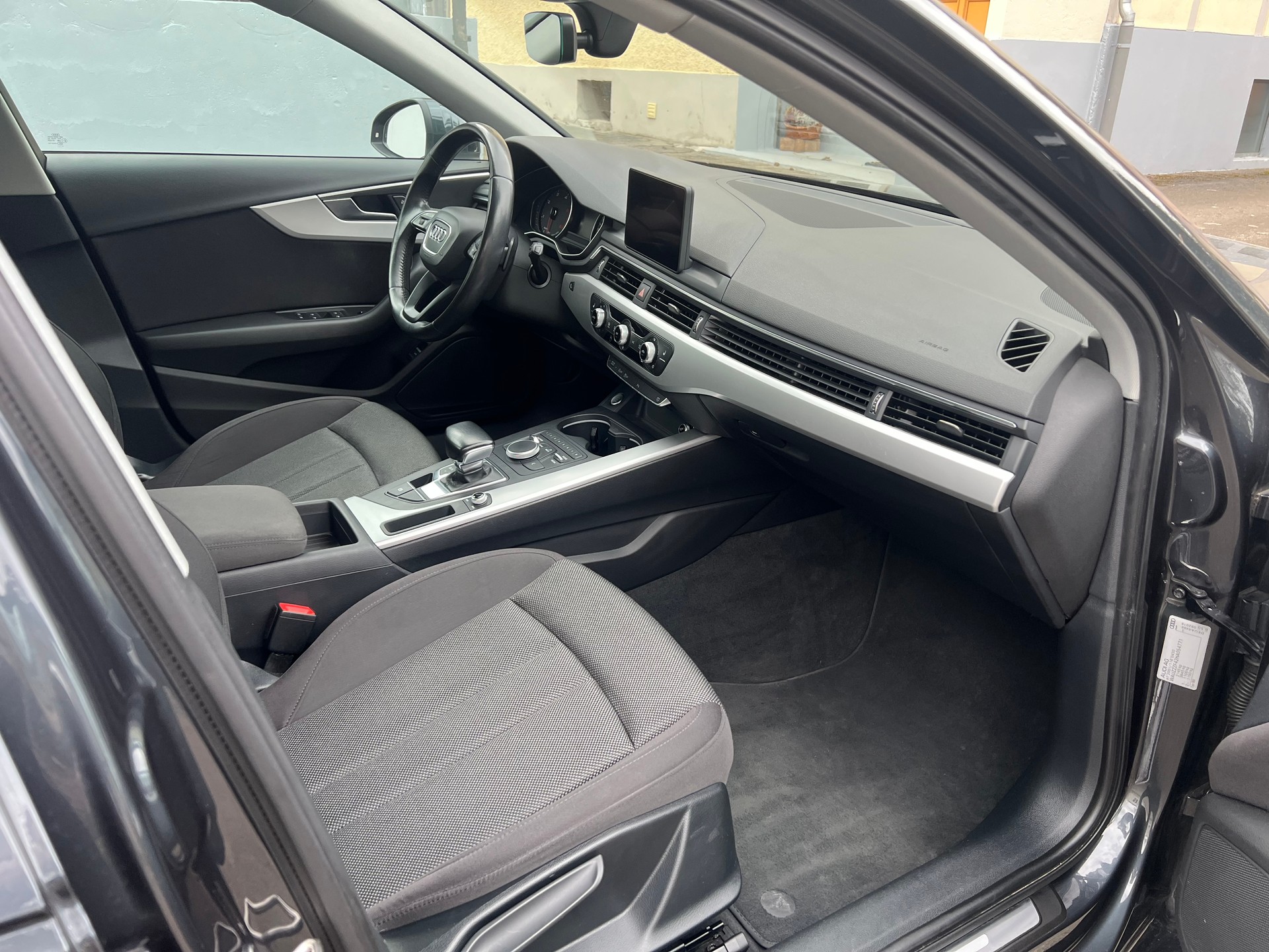 AUDI A4 Avant 2.0 TDI S-tronic-image-5
