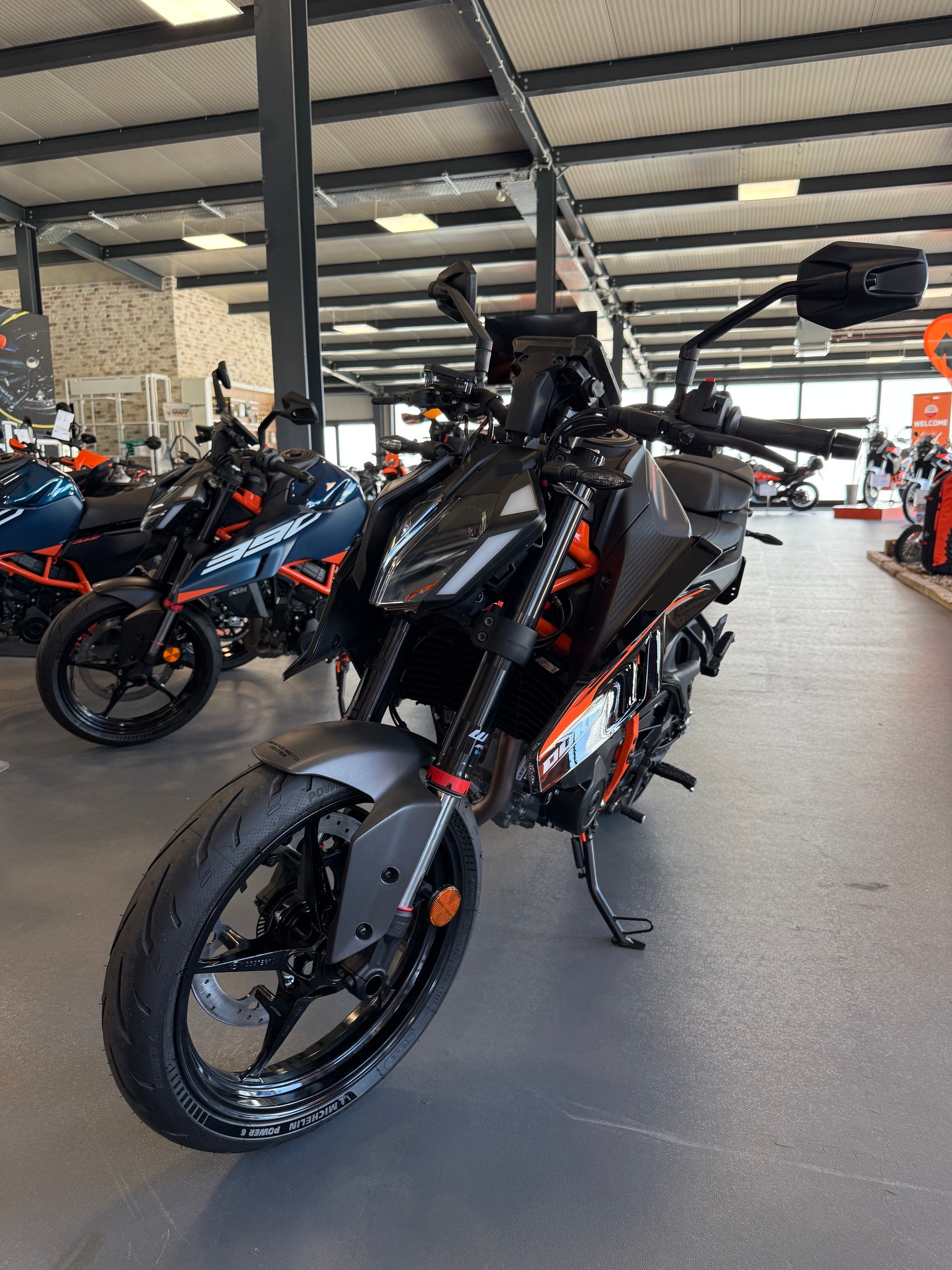 KTM 390 Duke-showroom-element-2