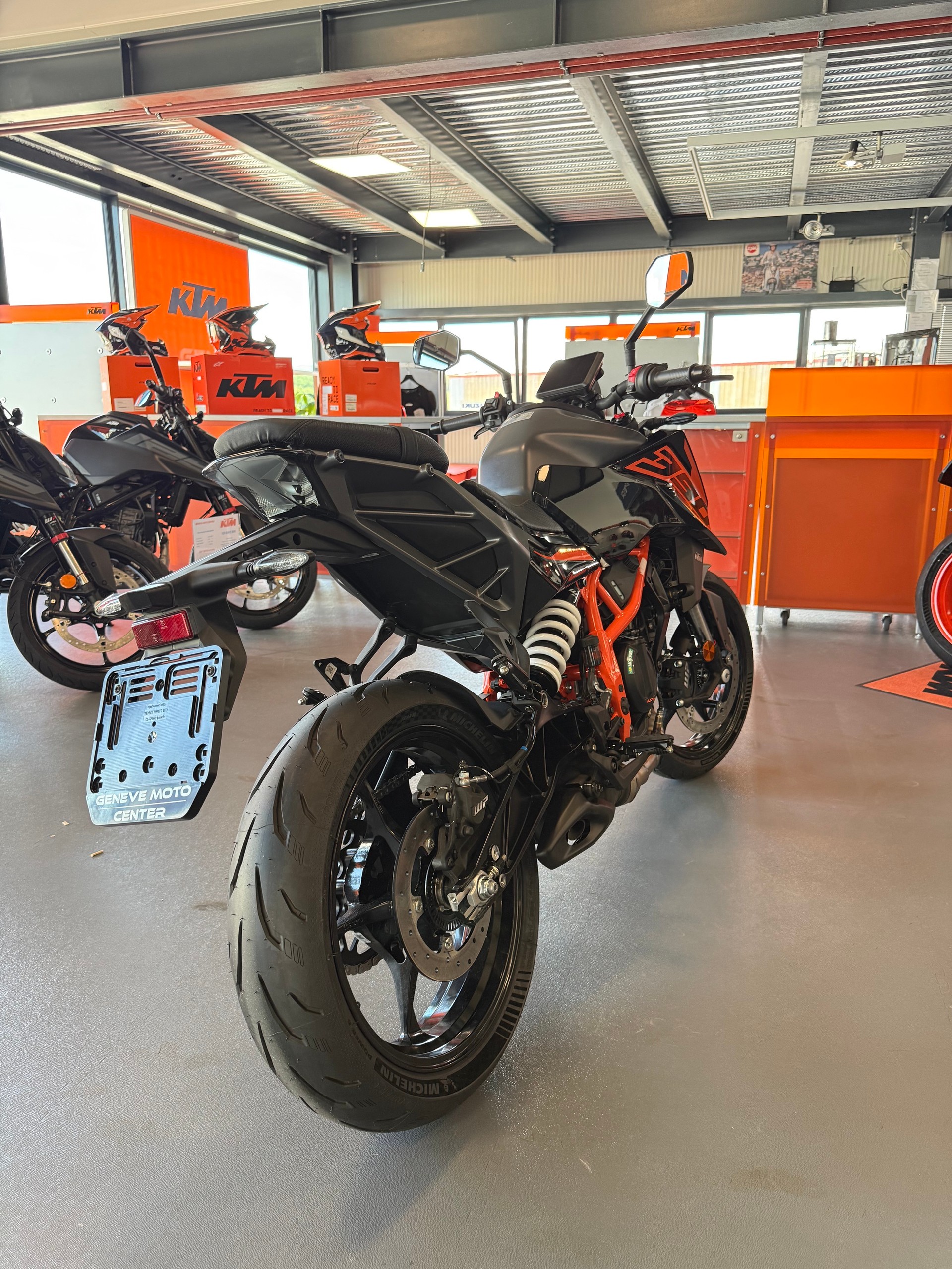 KTM 390 Duke-showroom-element-3