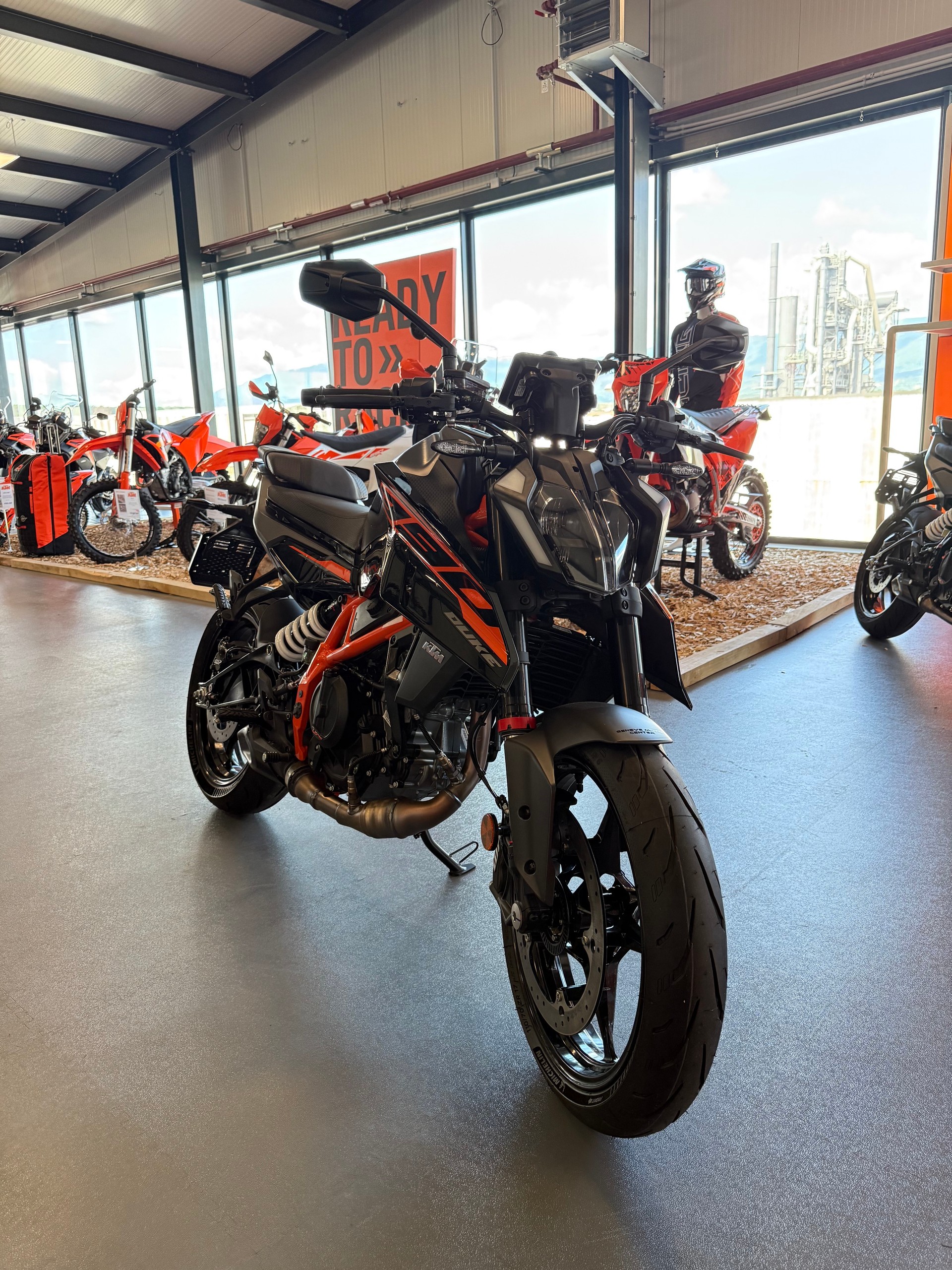 KTM 390 Duke-showroom-element-1