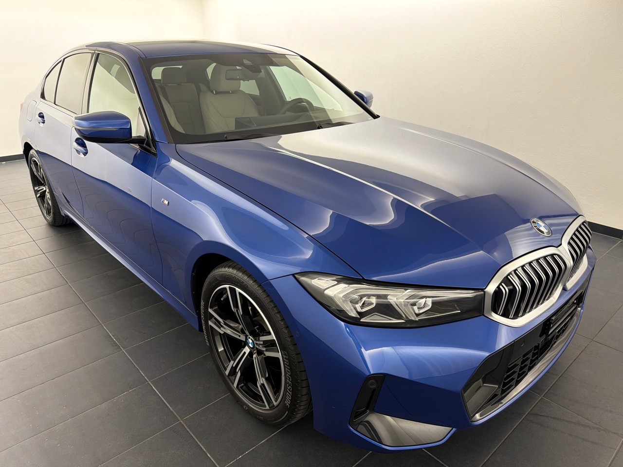 BMW 320i xDrive M Sport-image-3