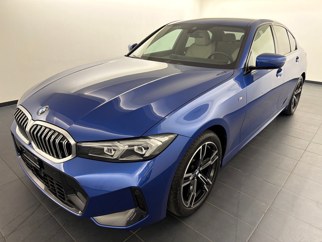 BMW 320i xDrive M Sport-image-0