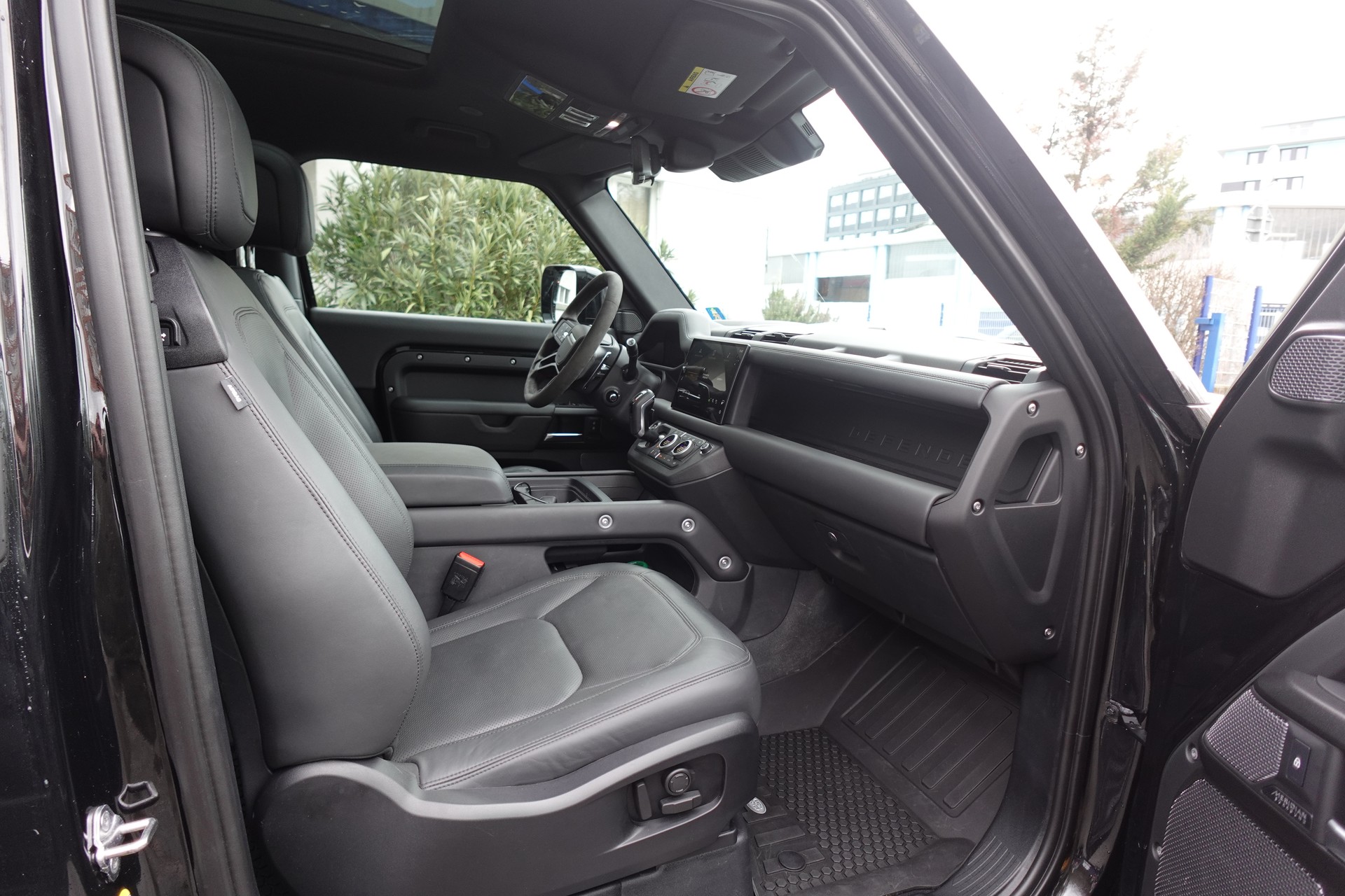 LAND ROVER Defender 90 525 V8 5.0 AT8-image-6