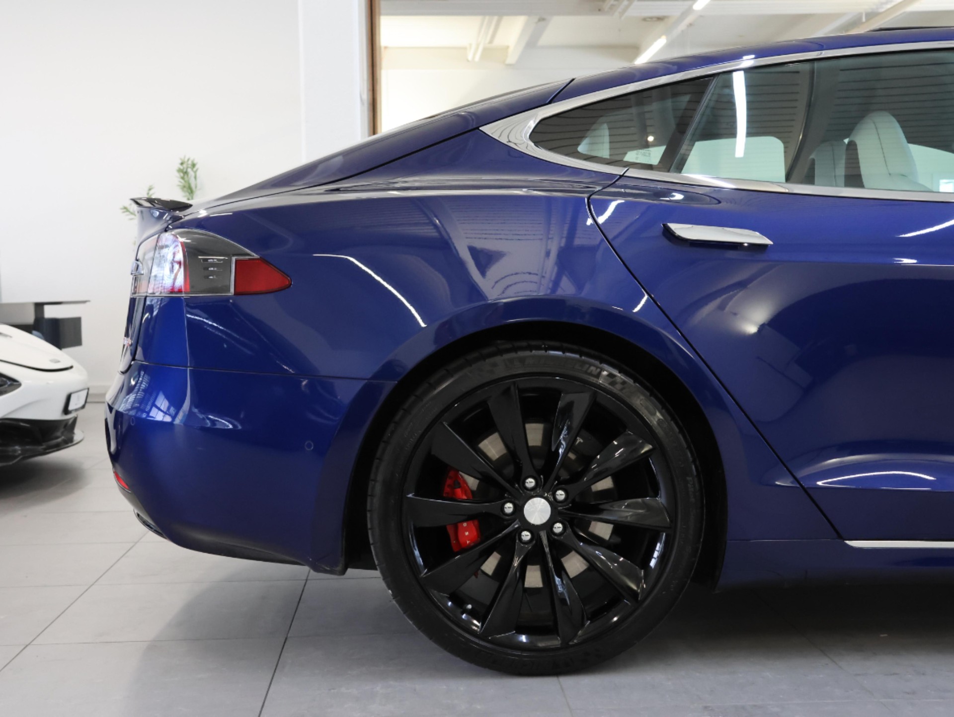 TESLA Model S 100 D Performance *Autopilot* *Panoramadach* *360 Kamera*-image-12
