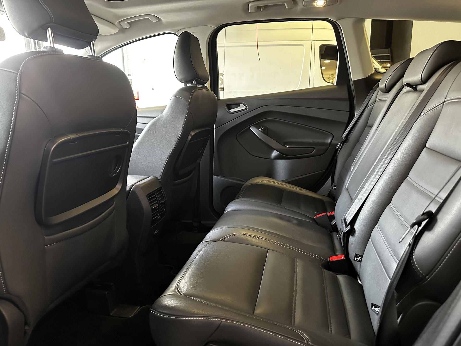 FORD Kuga 1.5 TDCi Titanium 2WD PowerShift-image-11