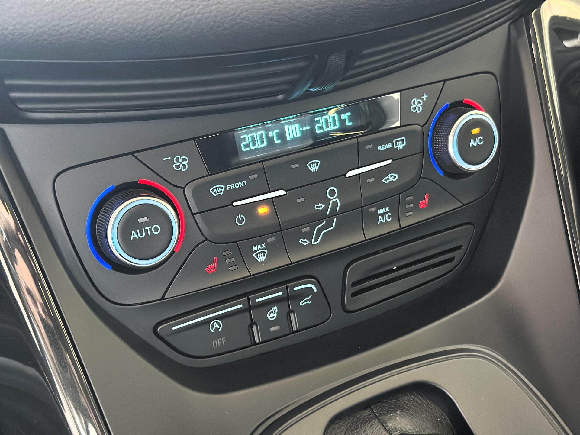 FORD Kuga 1.5 TDCi Titanium 2WD PowerShift-image-12