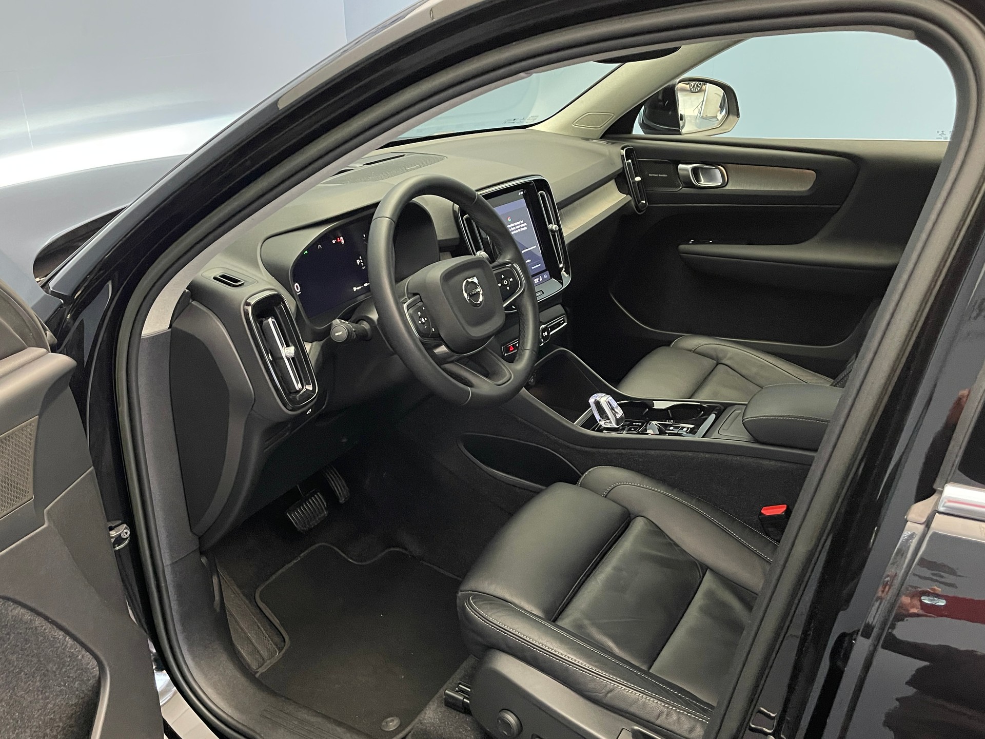 VOLVO XC40 2.0 B3 MH Plus Bright-image-12