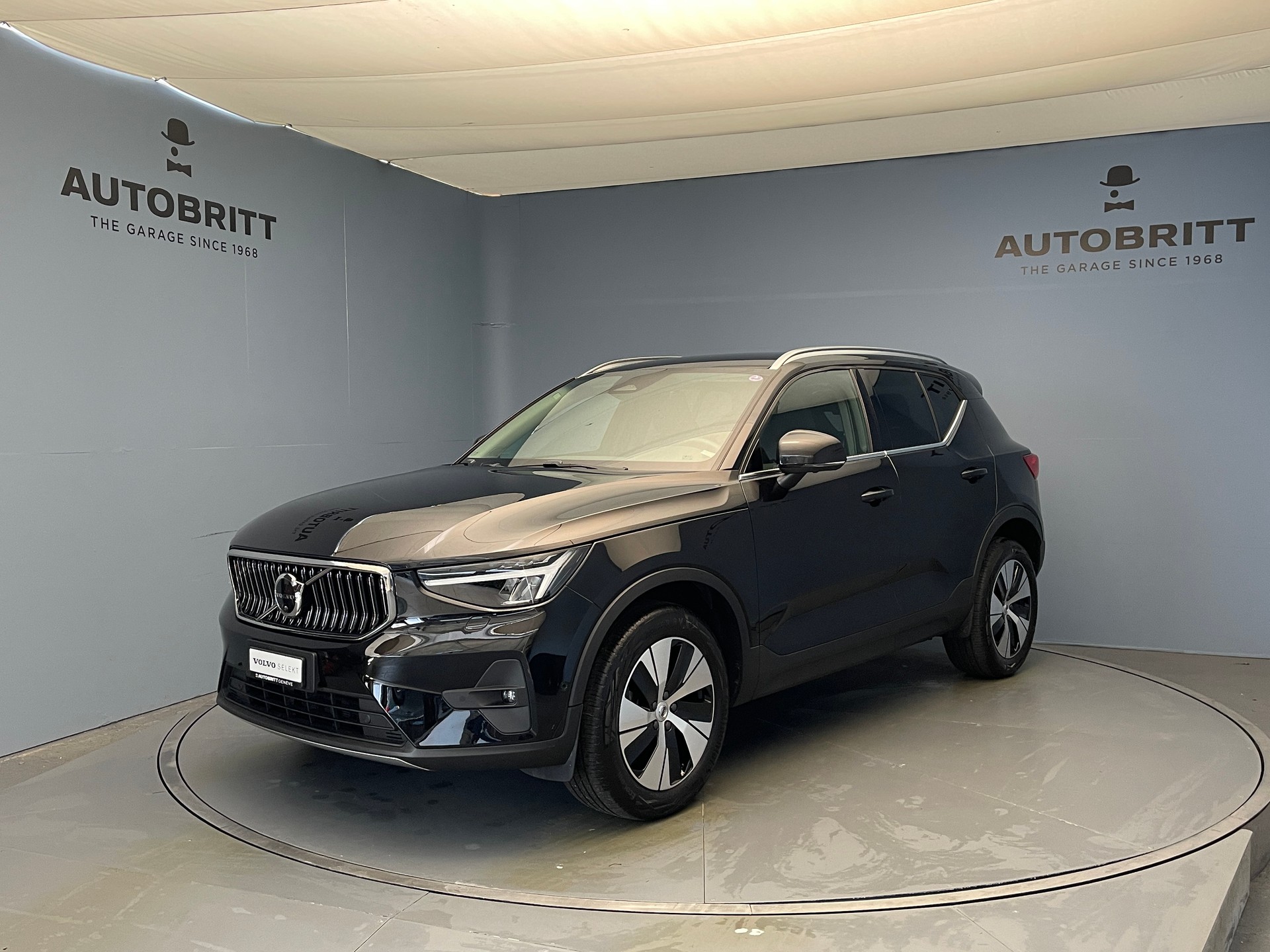 VOLVO XC40 2.0 B3 MH Plus Bright-image-0