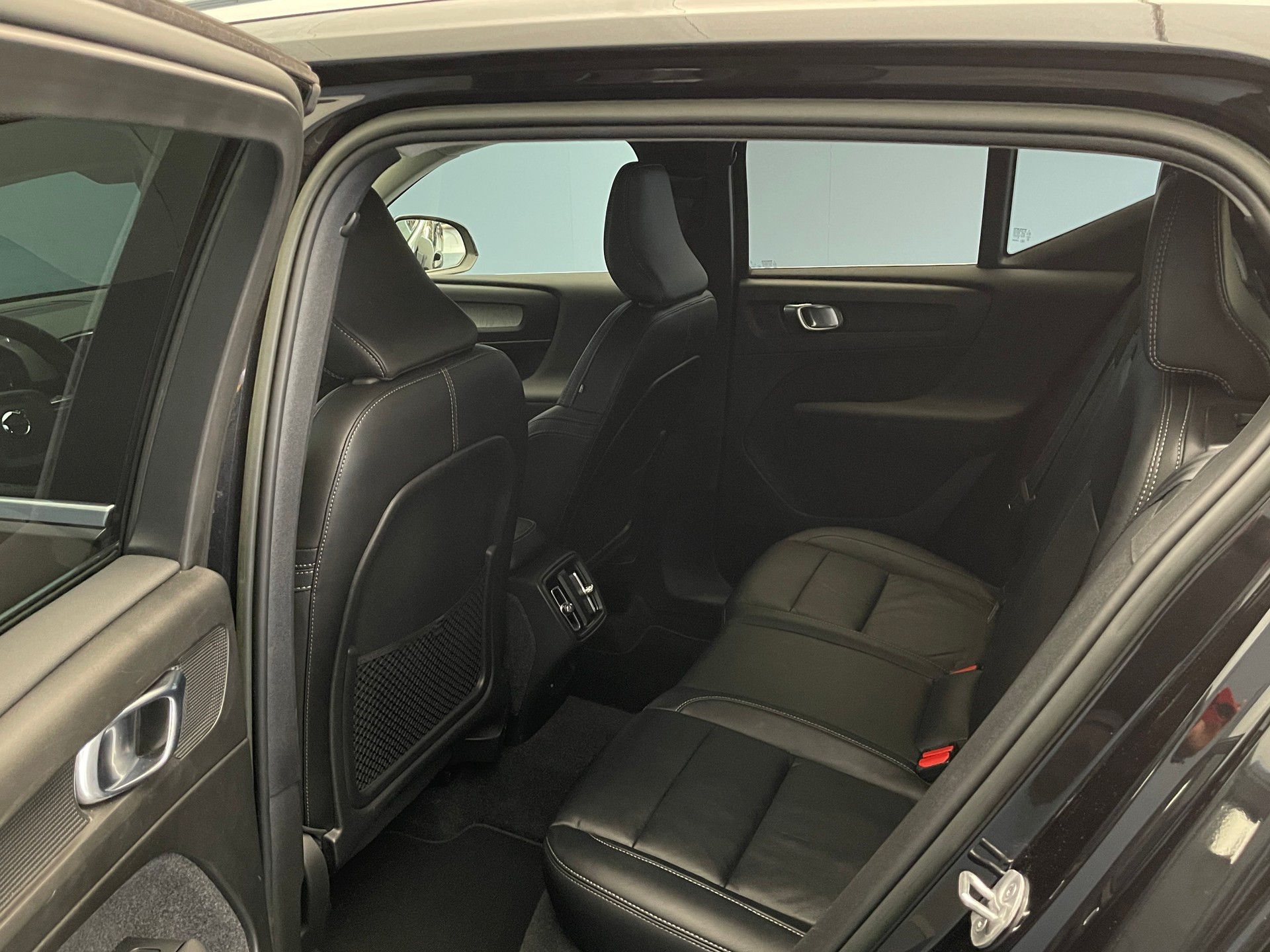 VOLVO XC40 2.0 B3 MH Plus Bright-image-8