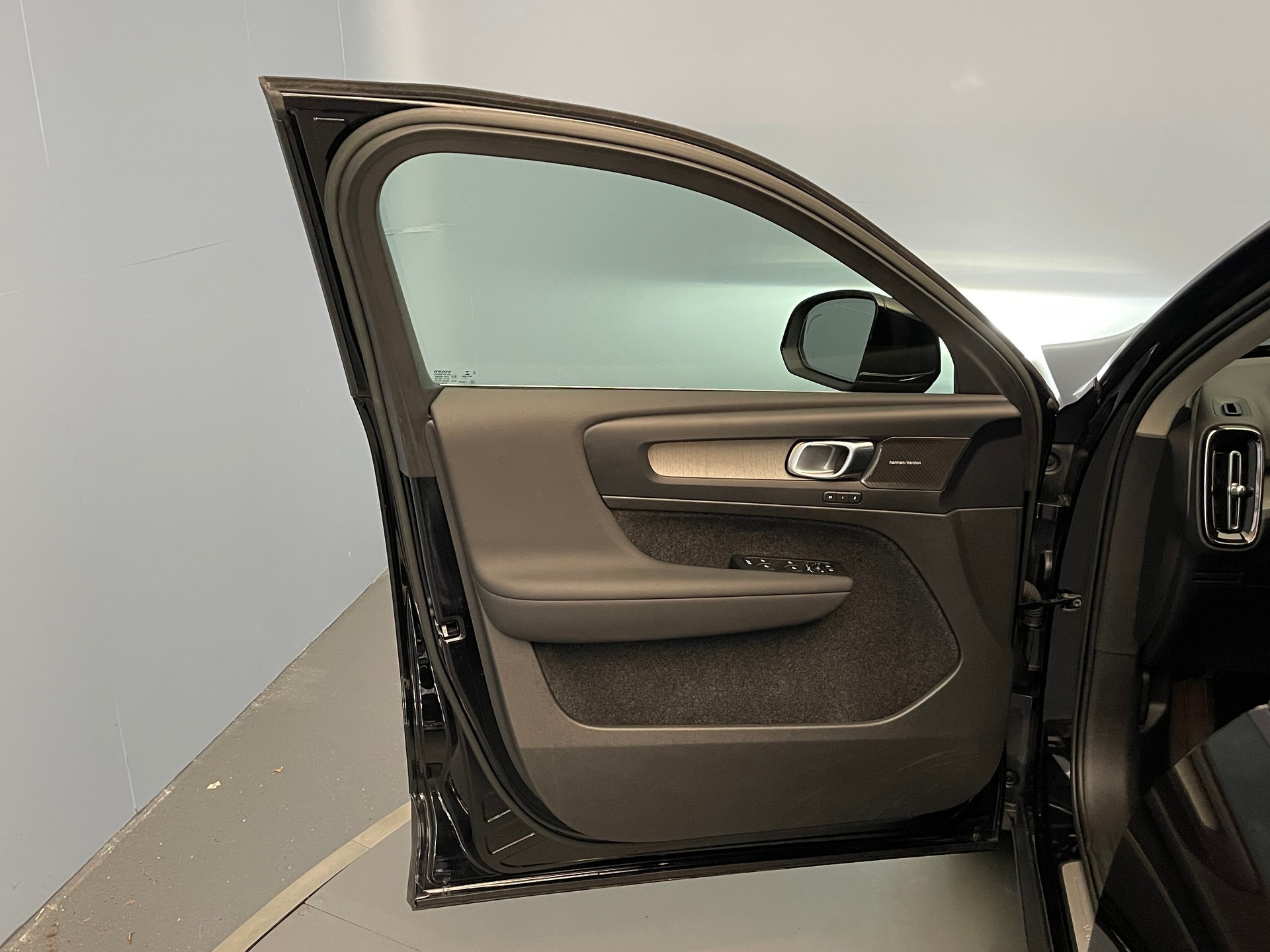VOLVO XC40 2.0 B3 MH Plus Bright-image-10