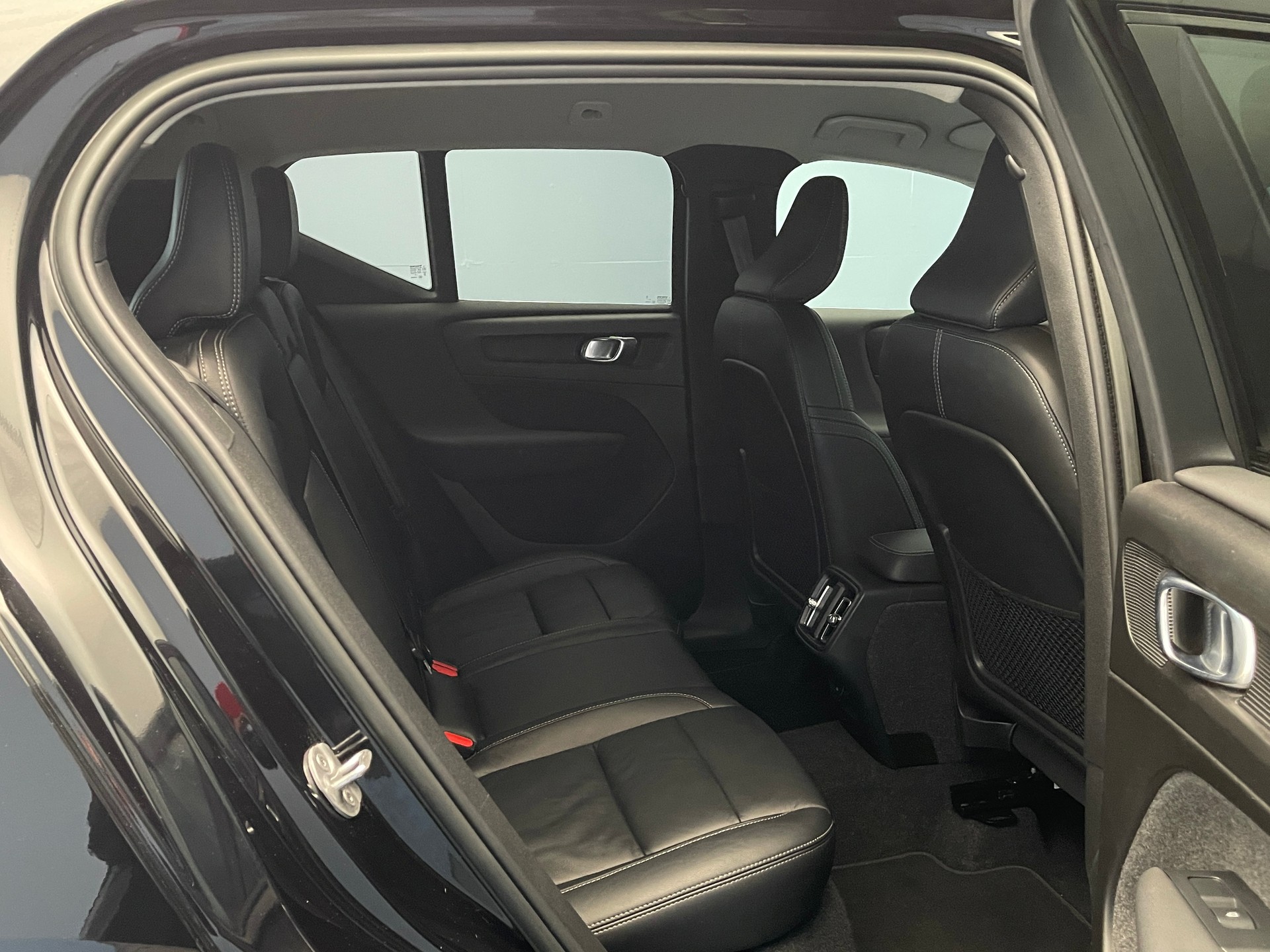 VOLVO XC40 2.0 B3 MH Plus Bright-image-6
