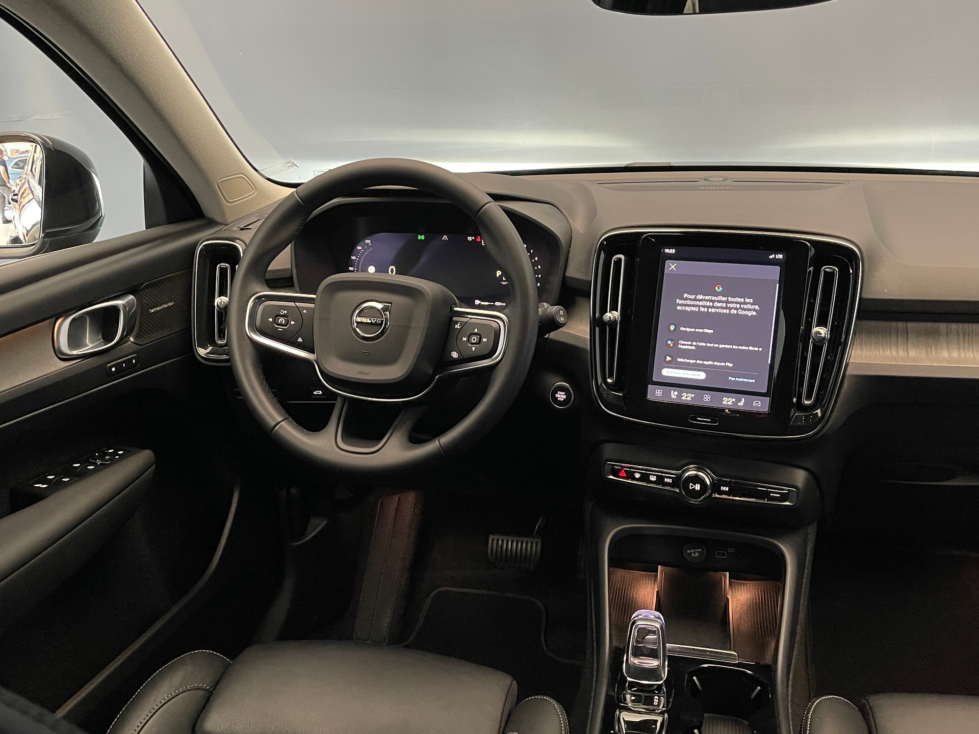 VOLVO XC40 2.0 B3 MH Plus Bright-image-11