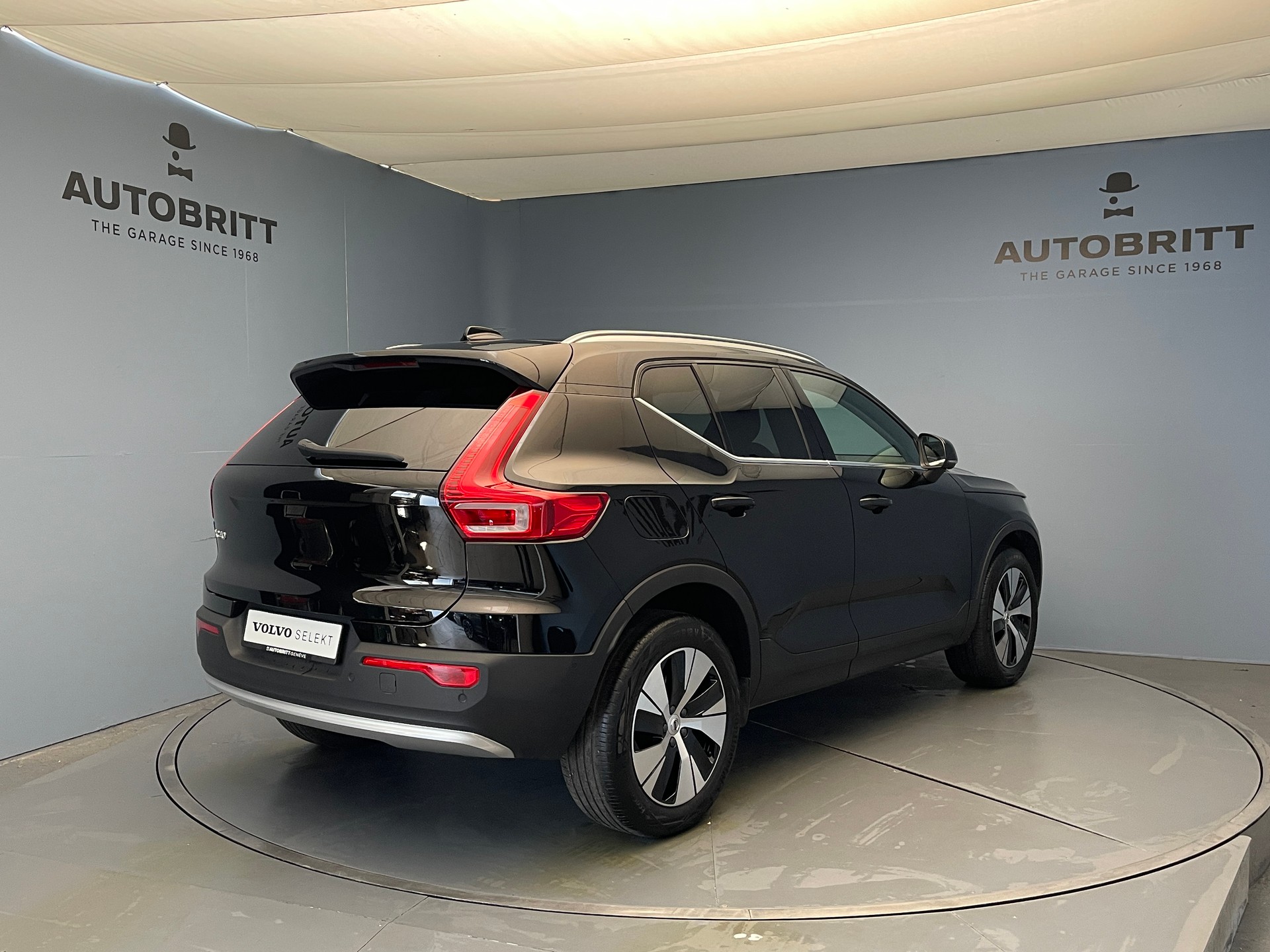 VOLVO XC40 2.0 B3 MH Plus Bright-image-5