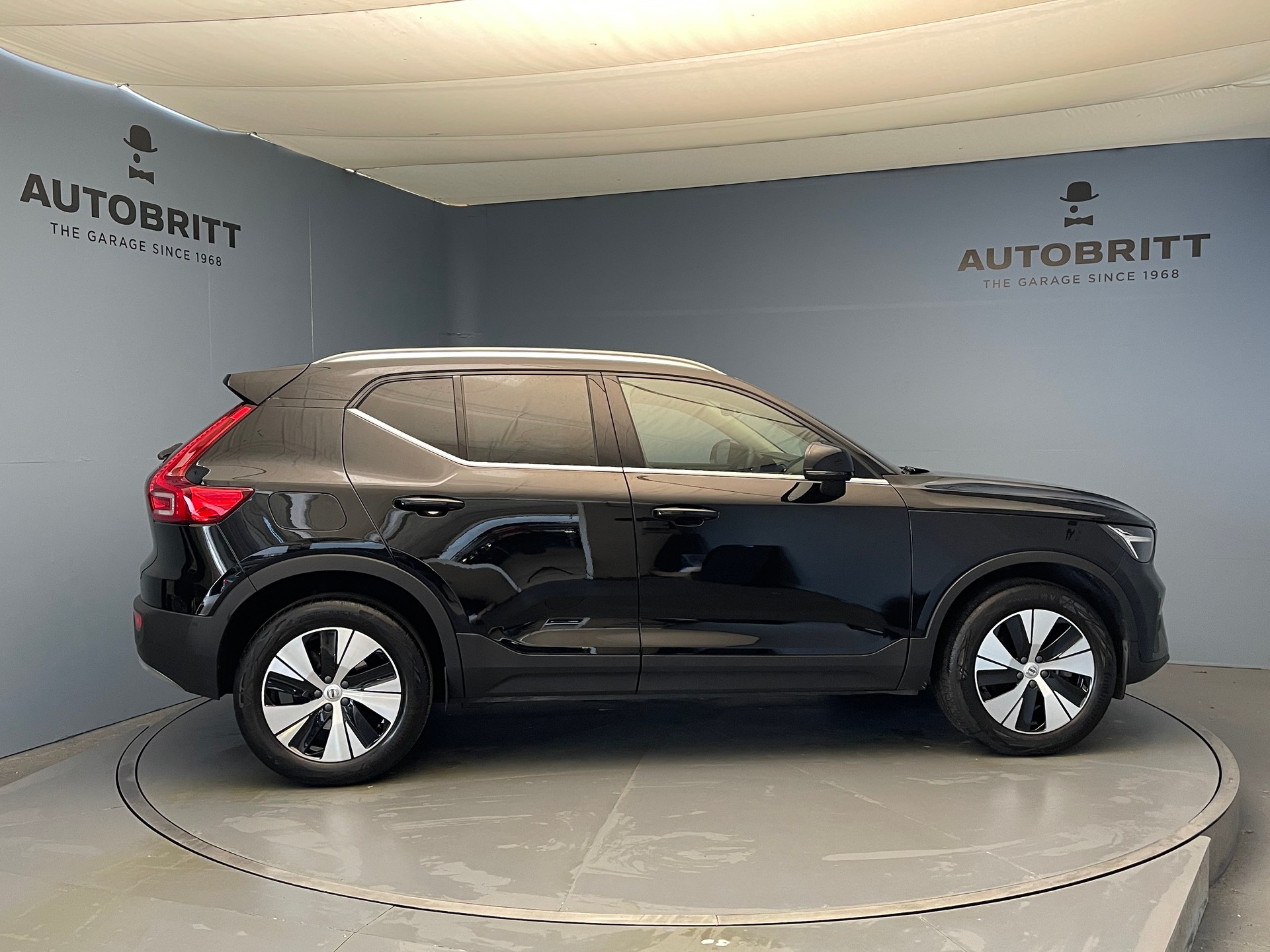 VOLVO XC40 2.0 B3 MH Plus Bright-image-4