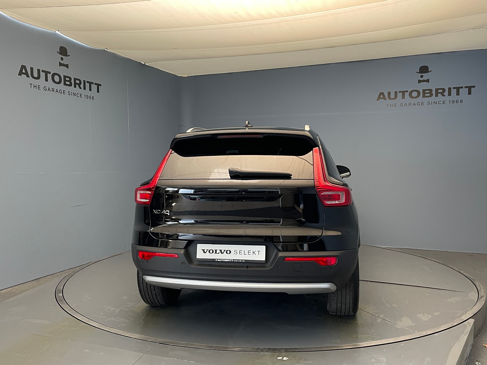 VOLVO XC40 2.0 B3 MH Plus Bright-image-3