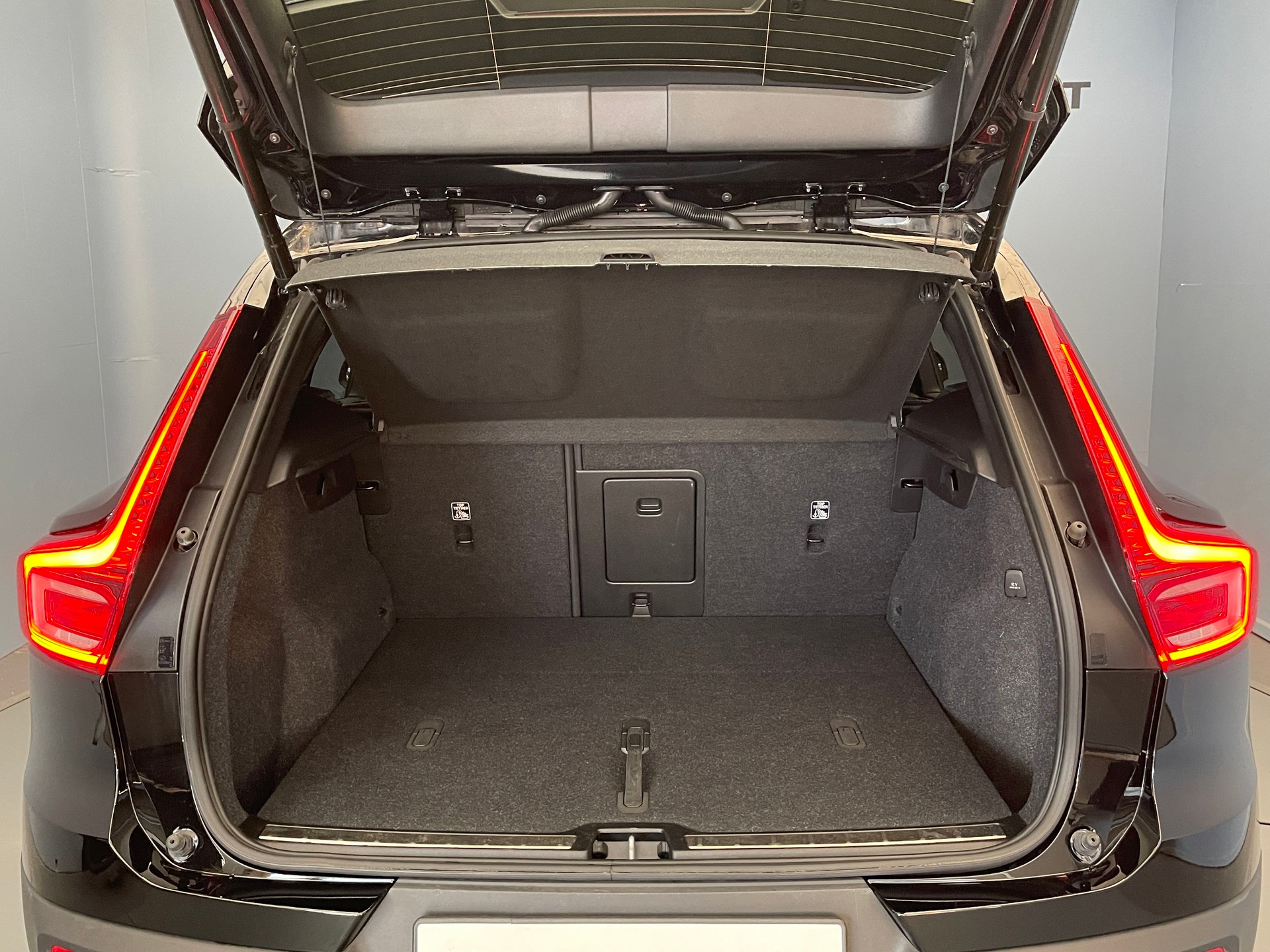 VOLVO XC40 2.0 B3 MH Plus Bright-image-9