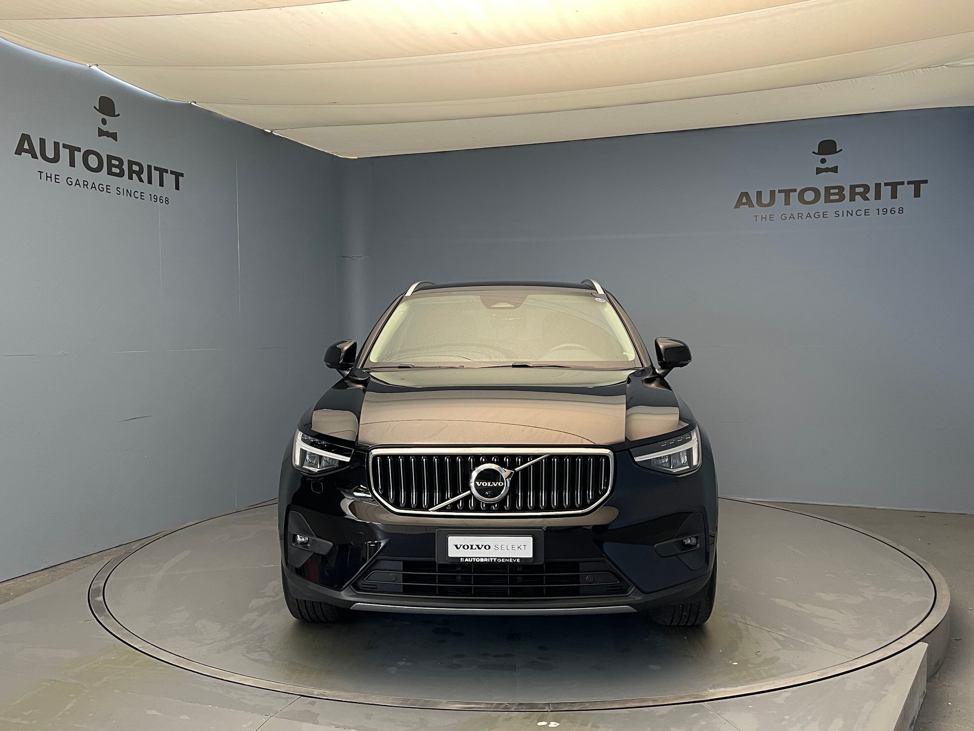 VOLVO XC40 2.0 B3 MH Plus Bright-image-1