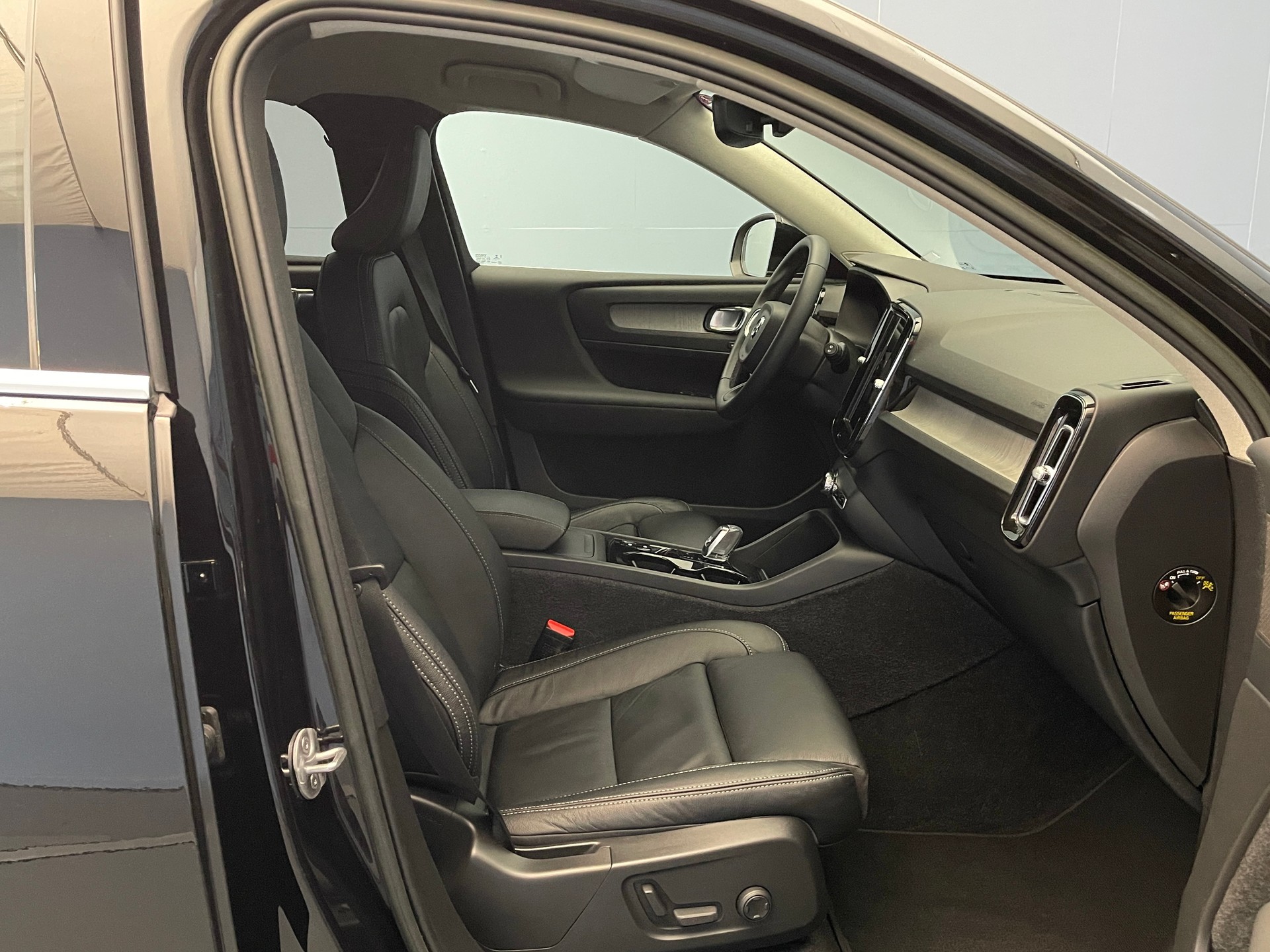 VOLVO XC40 2.0 B3 MH Plus Bright-image-7