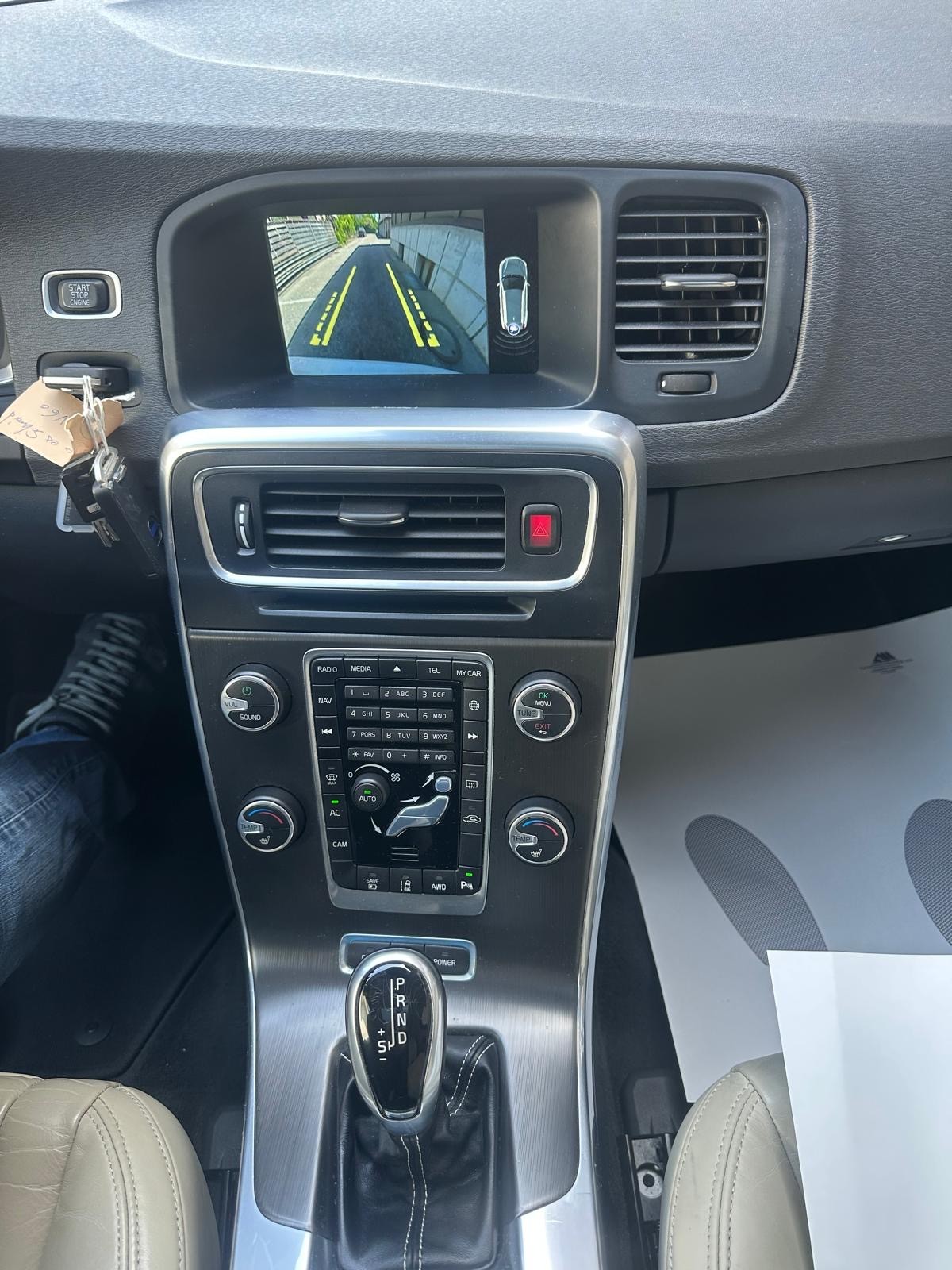 VOLVO V60 D6 AWD Plug-in Hybrid Summum Geartronic-image-12