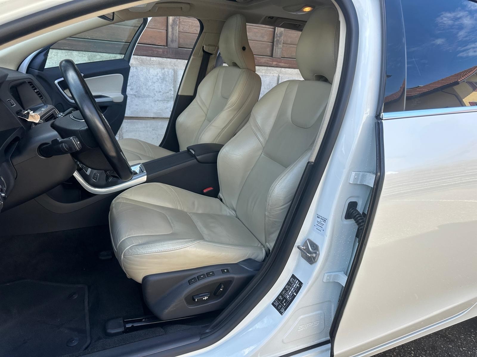 VOLVO V60 D6 AWD Plug-in Hybrid Summum Geartronic-image-8