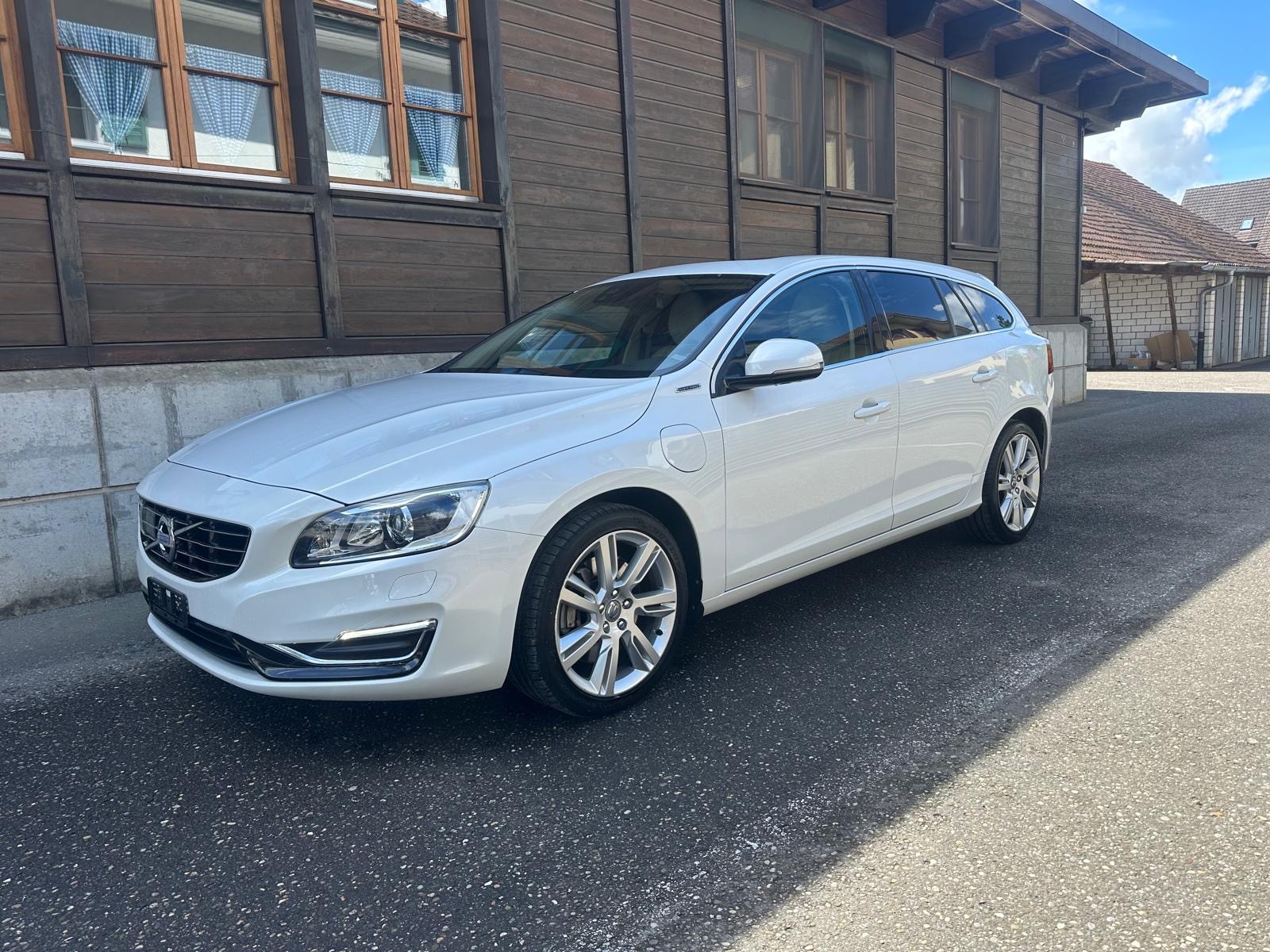 VOLVO V60 D6 AWD Plug-in Hybrid Summum Geartronic-showroom-element-1