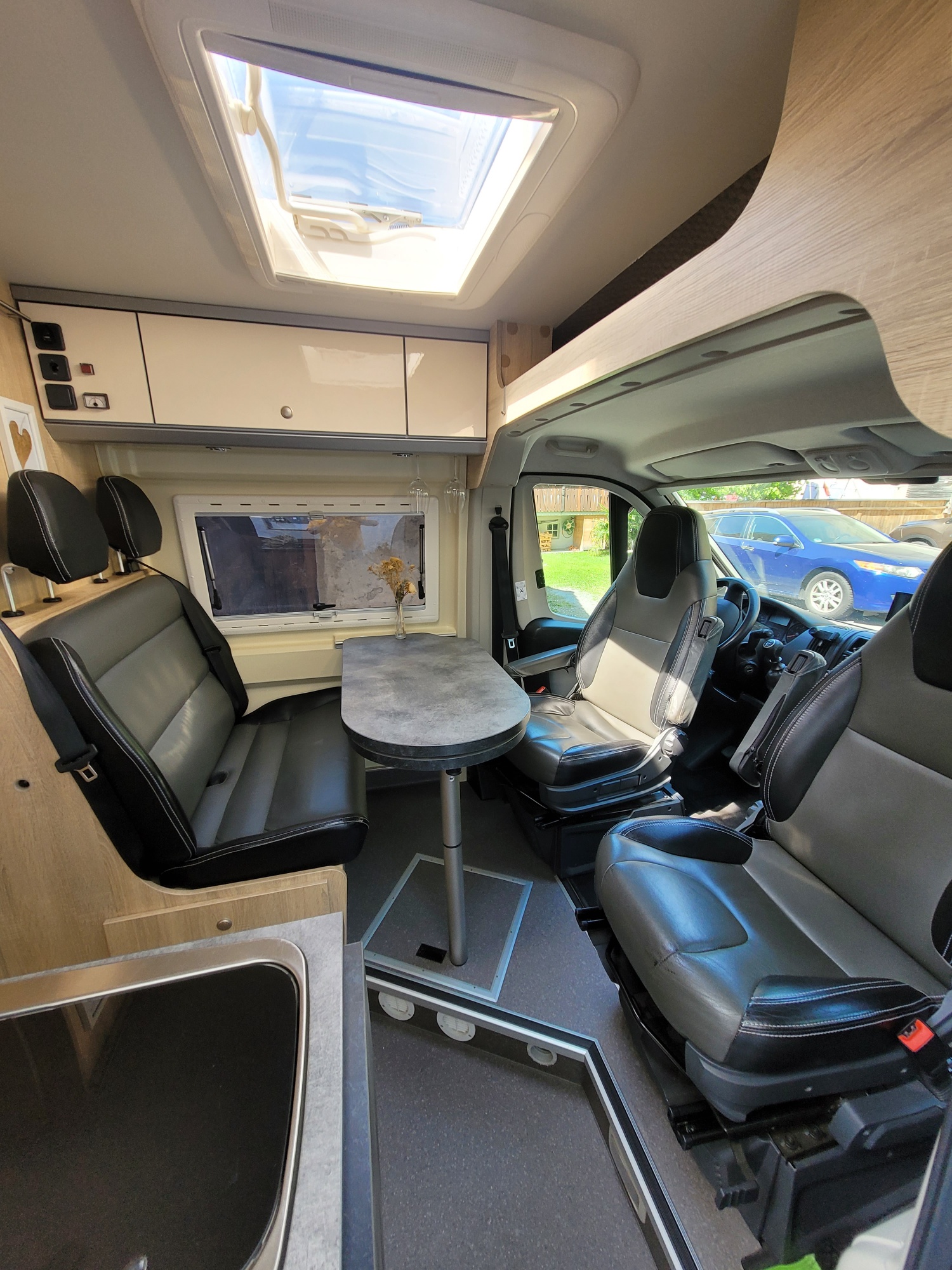 CLEVER VANS Celebration-showroom-element-3