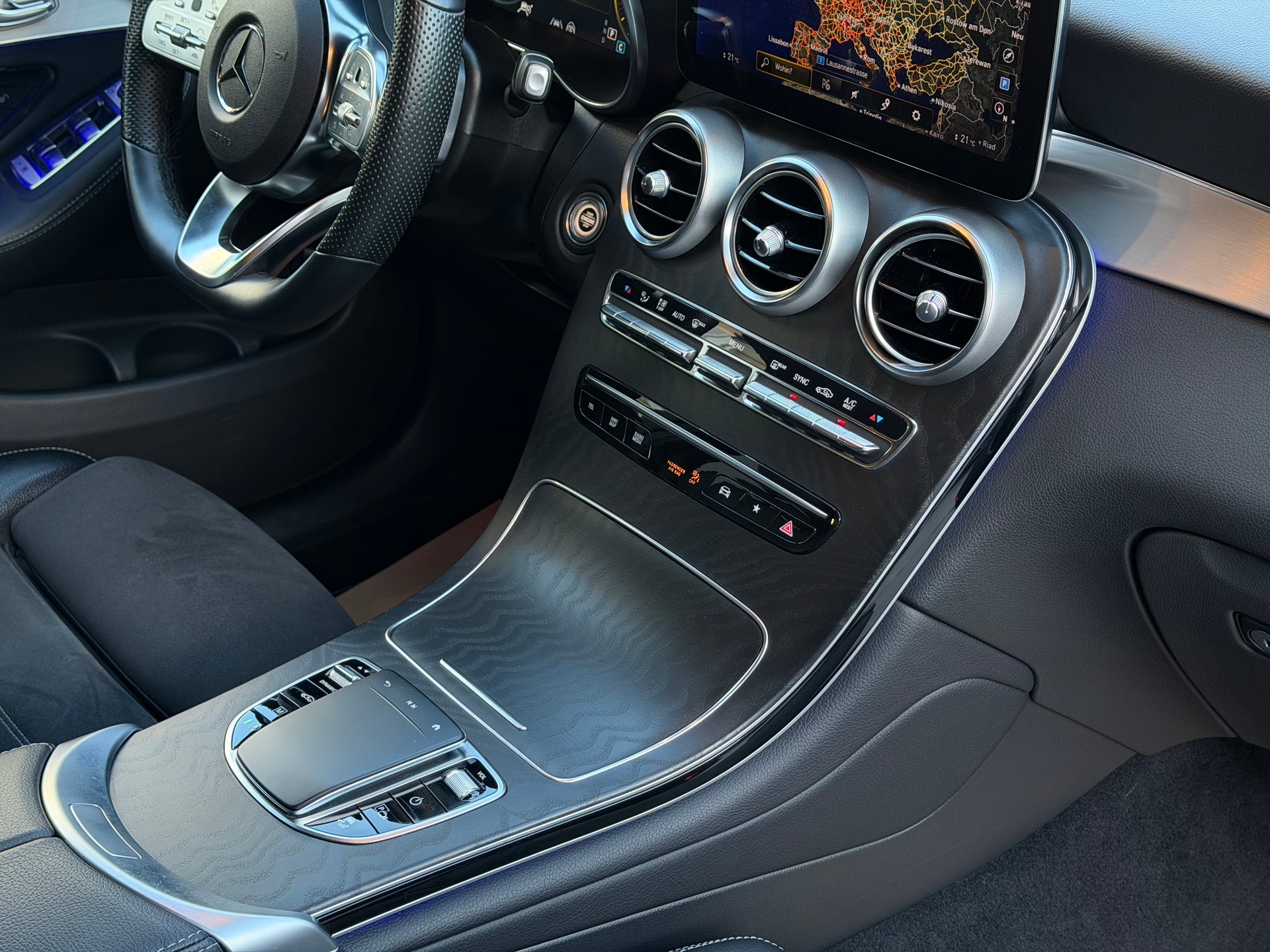 MERCEDES-BENZ GLC 300 d AMG Line 4Matic 9G-Tronic-image-17