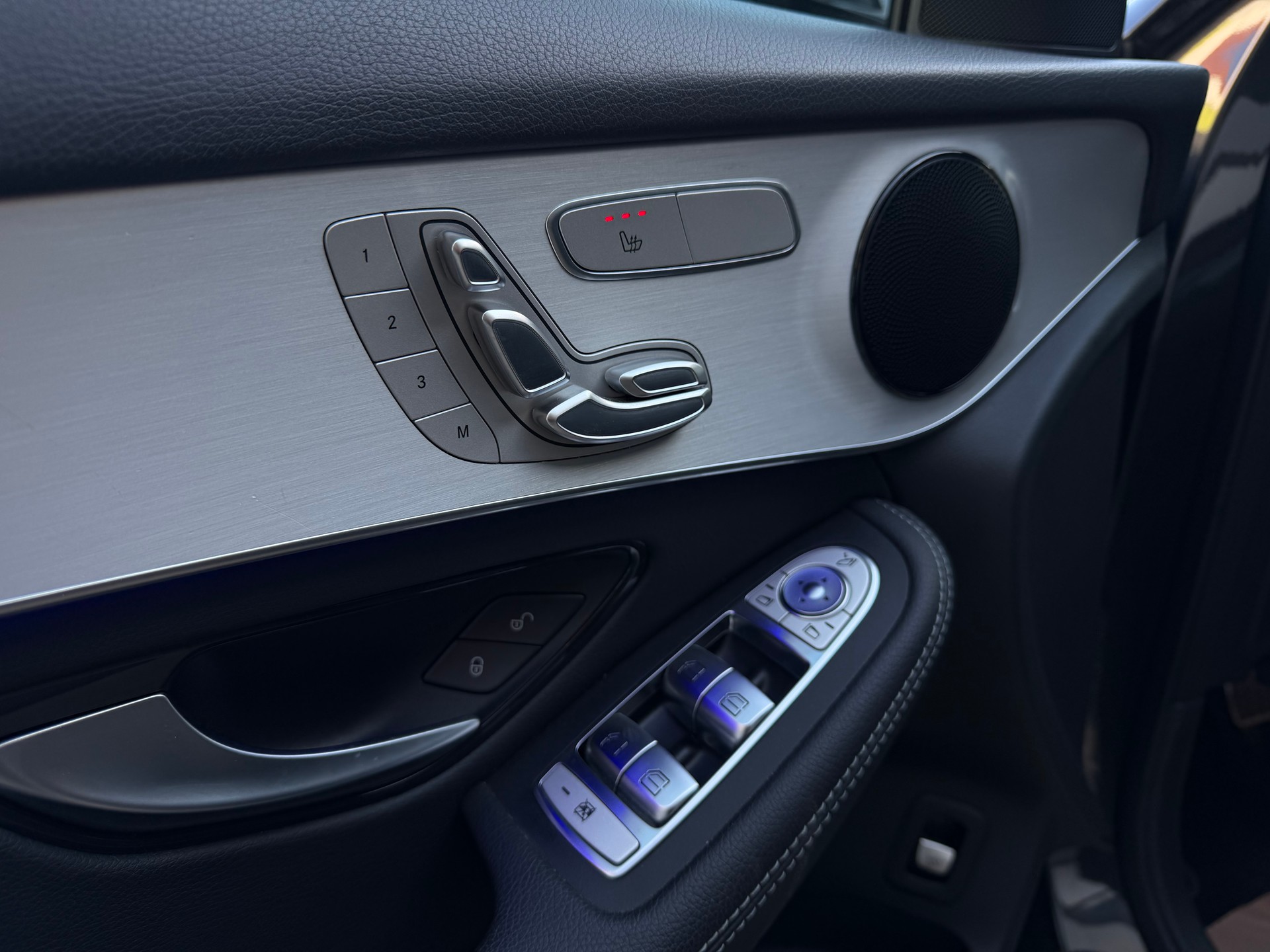 MERCEDES-BENZ GLC 300 d AMG Line 4Matic 9G-Tronic-image-25