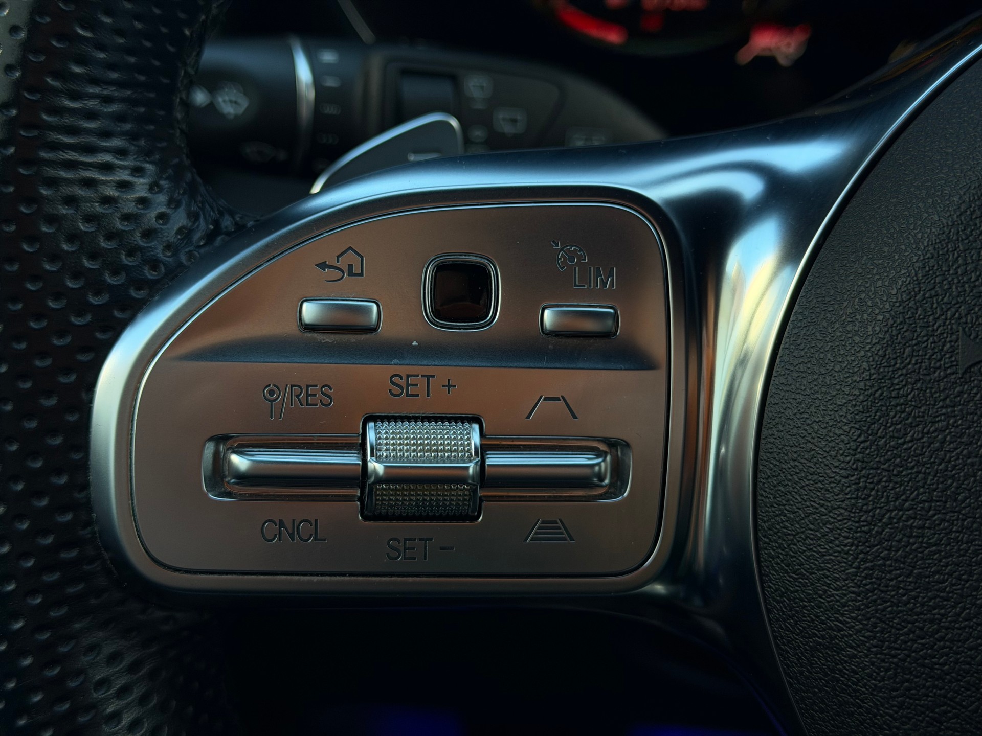 MERCEDES-BENZ GLC 300 d AMG Line 4Matic 9G-Tronic-image-15