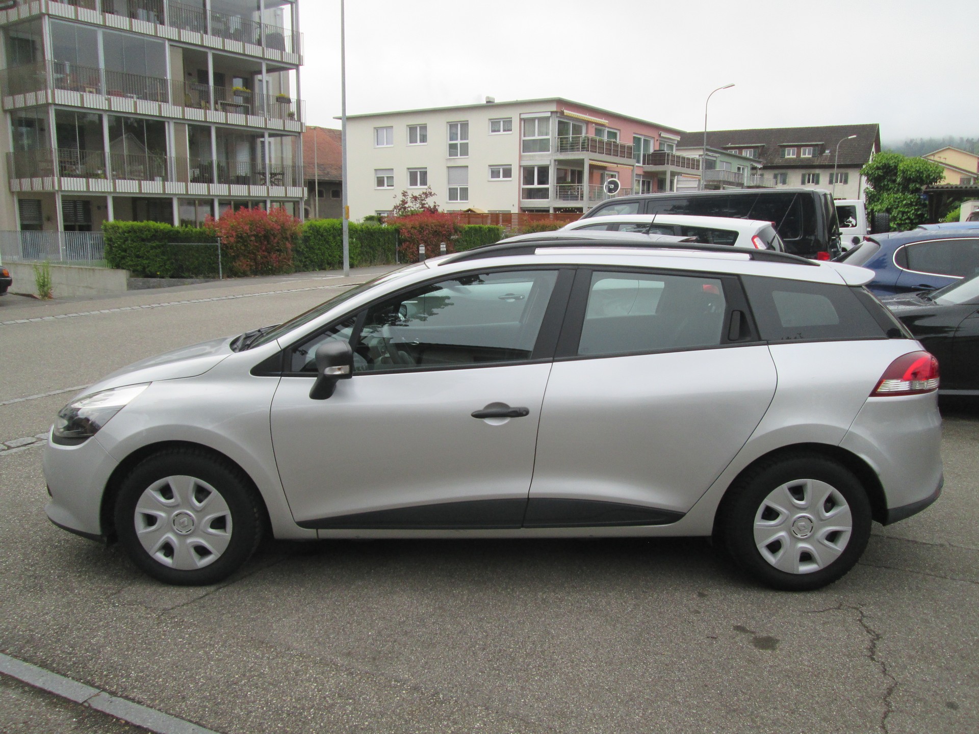 RENAULT Clio Grandtour 1.2 16V Authentique-image-1