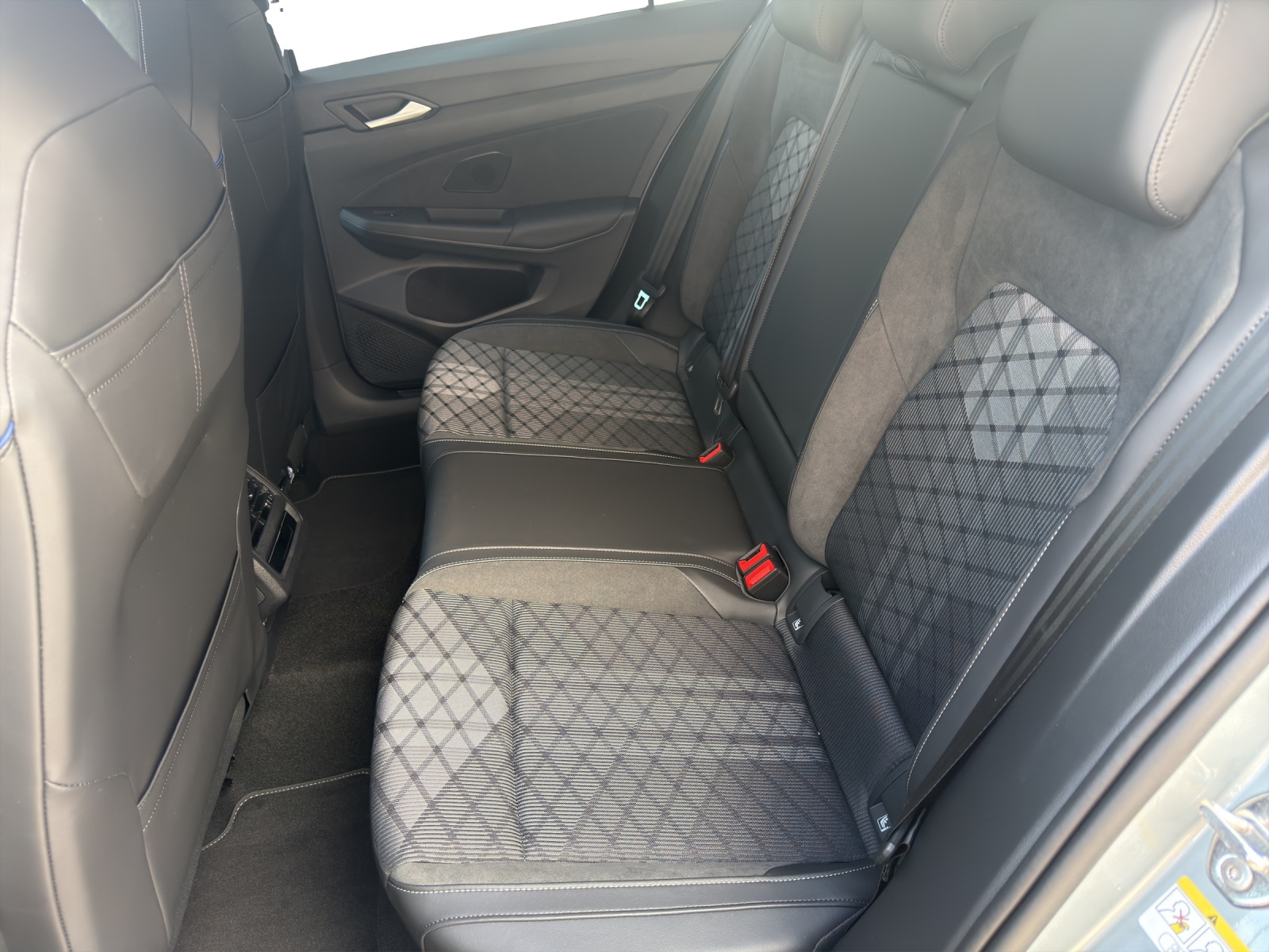 VW Golf 2.0 TSI R-Line DSG 4 Motion-image-10